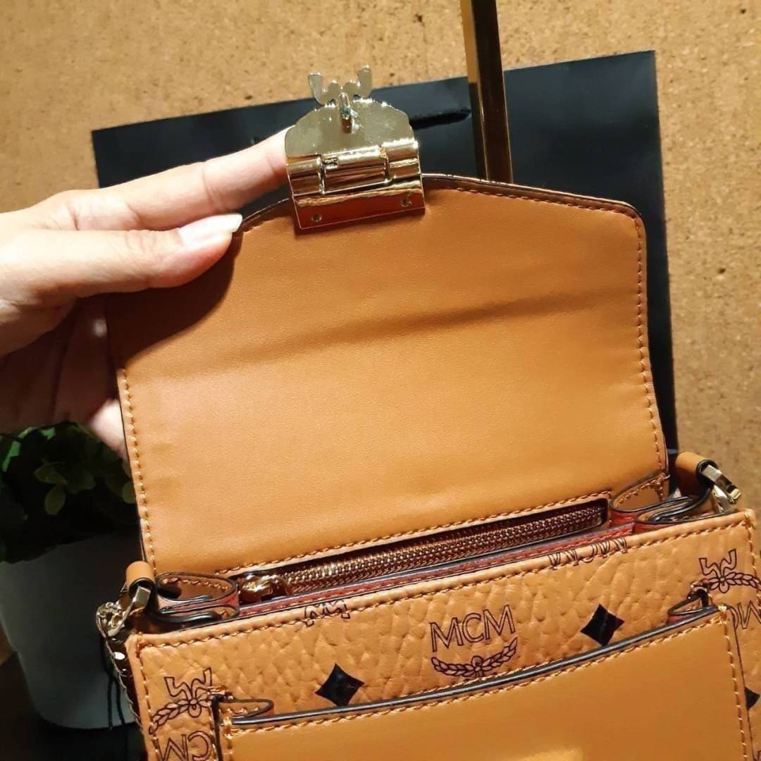 M.C.M MINI PATRICIA CROSSBODY IN VISETOS กระเป๋าสะพายไซส์มินิ เล็กๆแต่ดีเทลยิ่งใหญ่!! เป็นอีกหนึ่งรุ่นที่หรูเกินตัว ด้วยดีไซน์และขนาดพอเหมาะ สาวๆต้องปลื้มแน่นอนใบนี้ วัสดุหนังแคนวาสคุณภาพดีสลับหนังแท้ เปิด-ปิดด้วยตัวกดล็อคอะไหล่ทองสุดหรู ภายในเป็นหนังกลับ