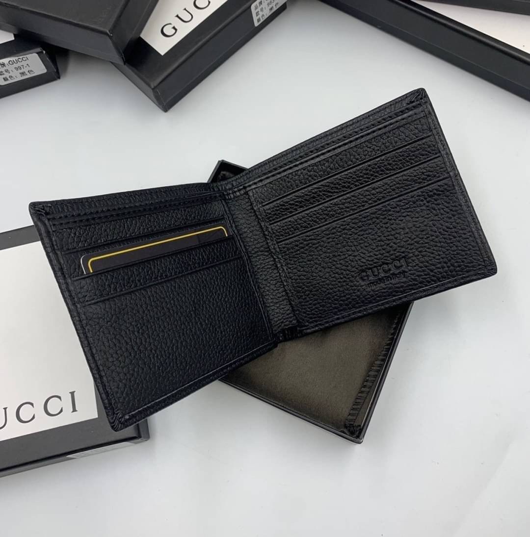 หนังแท้ GUCCI Men Short Wallet รุ่นใหม่ล่าสุด!! หนังสวยเริด ดีงามมากค่าาา กระเป๋าสตางค์ใบสั้น ดีไซน์ใหม่ สวยดูหรู ถือใช้กำลังเหมาะมือ ใส่บัตรได้เยอะ ใส่ธนบัตรได้ทุกชนิด มาครบ set พร้อมส่ง!! เป็นไอเท็มที่หนุ่มๆต้องมีจริงๆจ้า 😎😎
