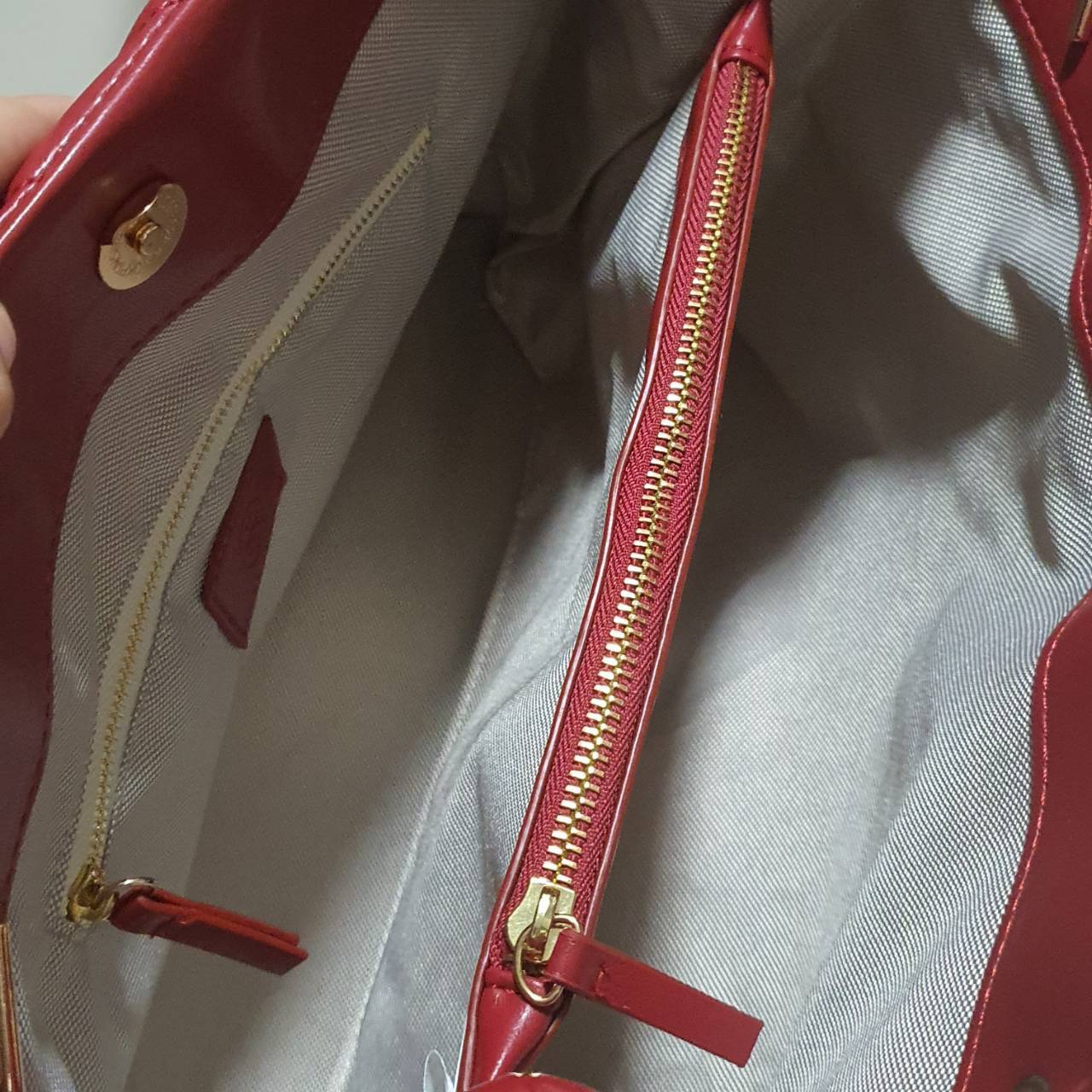 Tory Burch Kira chevron tote bag กระเป๋าทรง Tote สุดหรู ใบใหญ่ จุของได้เพียบ! วัสดุหนังแท้(Geniune Leather) หนังนิ่ม นุ่มมือมากกก มาพร้อมสายสะพายไหล่ต่อโซ่สลับหนัง อะไหล่ทองทั้งใบ ด้านข้างมีกระเป๋าเพิ่มทรงได้ ด้านในเปิดปิดด้วยกระดุมแม่เหล็ก มีช่องแบ่งใส่ข