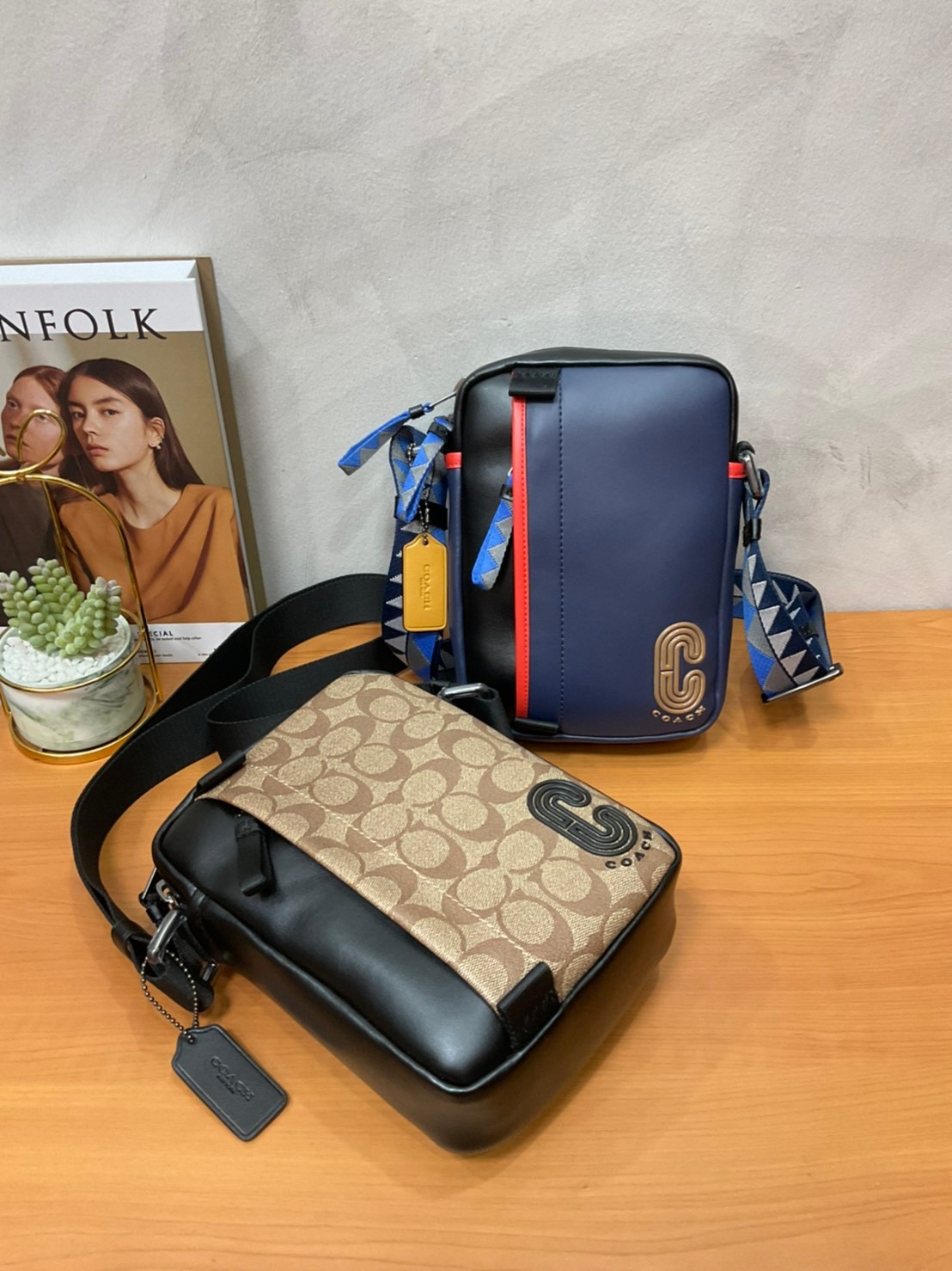 COACH NORTH/SOUTH EDGE CROSSBODY (COACH 5626) IN SIGNATURE CANVAS (COACH 6788) กระเป๋าสะพายผู้ชาย กระเป๋าสะพายรุ่นใหม่ ชนช็อป (!!)รุ่นหายาก สี COBALT MULTI วัสดุทำจาก หนังลูกวัวแท้ เนื้อเรียบ พิมพ์ลาย ขนาดกำลังดี