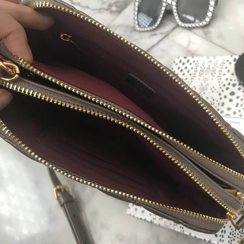 2 สี ขายดี พร้อมส่ง ค่า KEEP รุ่น Carla ทรงที่ขายดีที่สุดในตอนนี้ ใครกำลังตามหากระเป๋าใบเล็ก ช่องเก็บเยอะๆ แนะนำ ใบนี้เลยค่า New item KEEP ' Carla ' 2zipper bag กระเป๋าสะพายข้าง แบบช่อง 2 ซิป ใบเดียวจบ จุครบ All item ! จะแต่งตัวสไตล์ไหนก้อเอาอยู