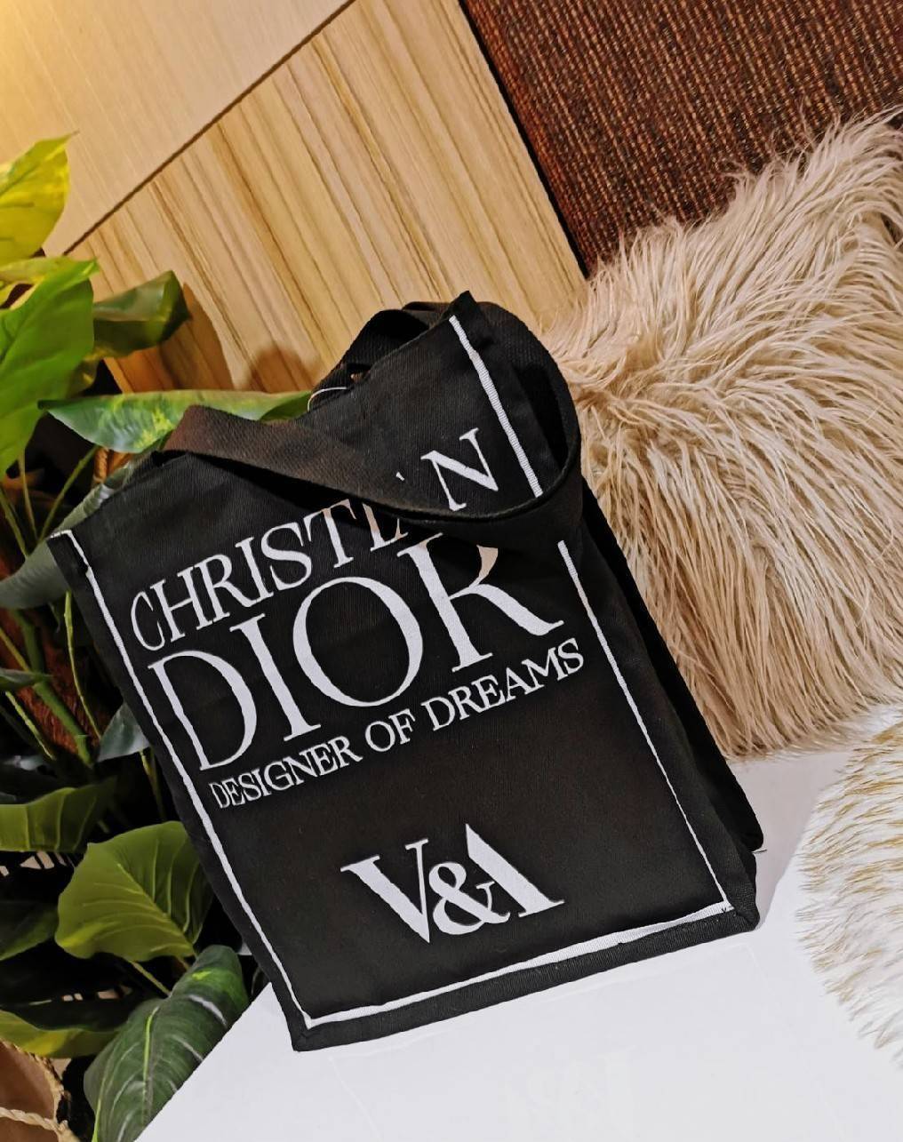 Christian Dior Quote Tote Bag x V&A Gift With Purchase (GWP Event Exhibition) กระเป๋าทรง Shopping Bag พรีเมี่ยมกิ๊ฟรุ่นยอดนิยม item สุด Hit สุด Hot ดารา Celeb ทั้งไทยและ Hollywood แนะนำสุดๆจาก Christian Dior รุ่นนี้ Limited Edition จาก Designer of Dreams 