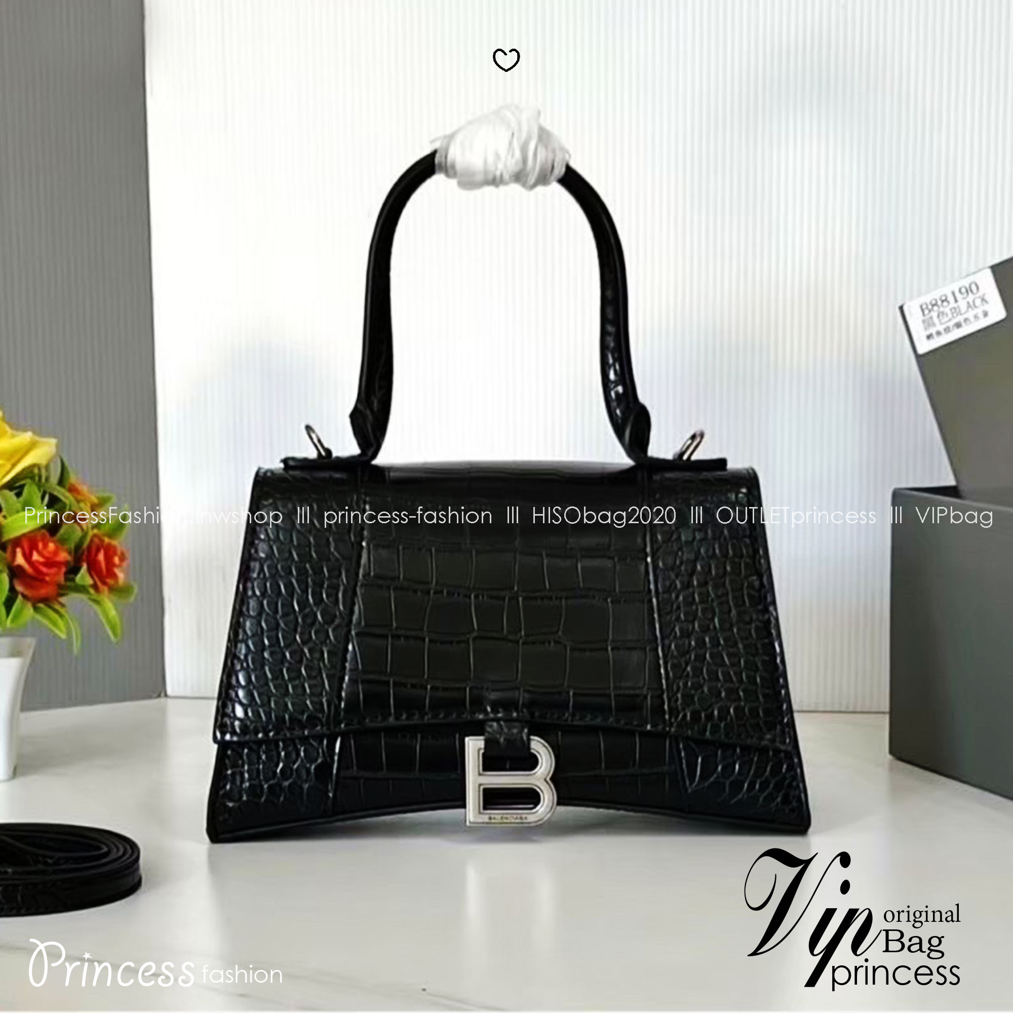 BALENCIAGA Hourglass top-handle tote bag กระเป๋าสะพายแบรนด์หรูซิกเนเจอร์ ที่มาพร้อมดีไซน์โดดเด่น มีความโฉบเฉี่ยว โค้งมนเหมือนพระจันทร์เสี้ยว เพิ่มความสวยสะดุดตาด้วยการตกแต่งอักษร B เมทัลลิก