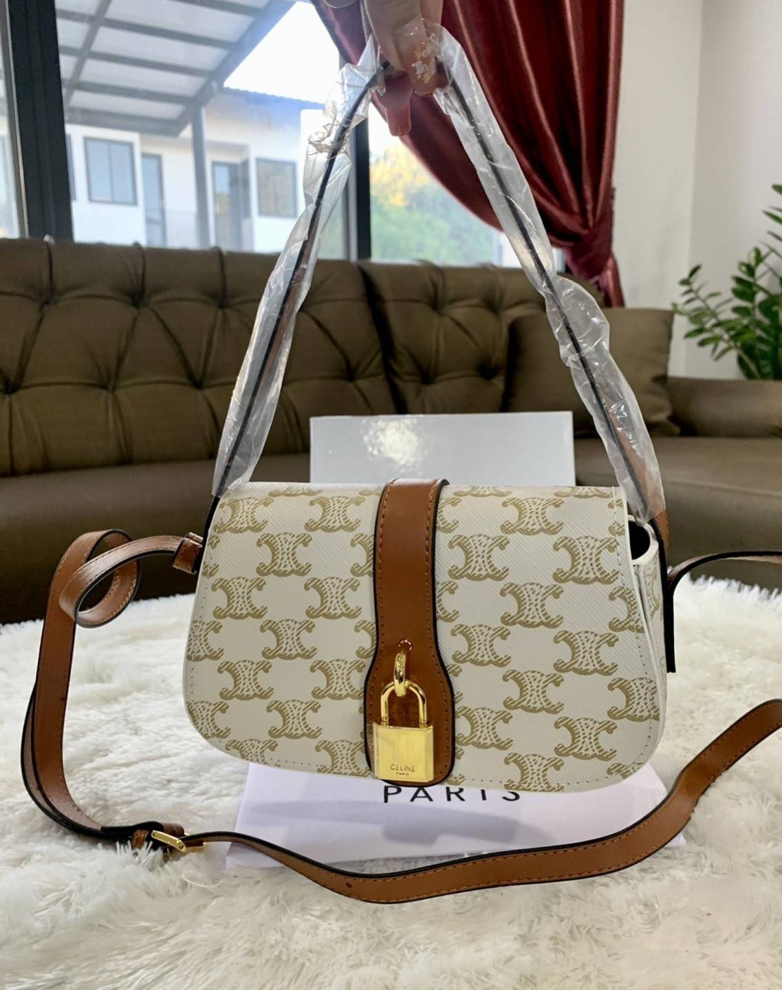 VIP 】CELINE TABOU CLUTCH BAG CELINE MINI CROSSBODY BAG (GWP) วัสดุ Triomphe Canvas หนังสวยอยู่ทรงกันน้ำได้ ขนาดกำลังน่ารัก การออกแบบที่เน้นความเรียบแต่หรู มาพร้อมสายสะพายสั้นและสายสะพายยาว สำหรับสะพายไหล่ สายปรับระดับสั้น-ยาวได้ (ถอดไม่ได้) โดดเด่นที่ด้าน