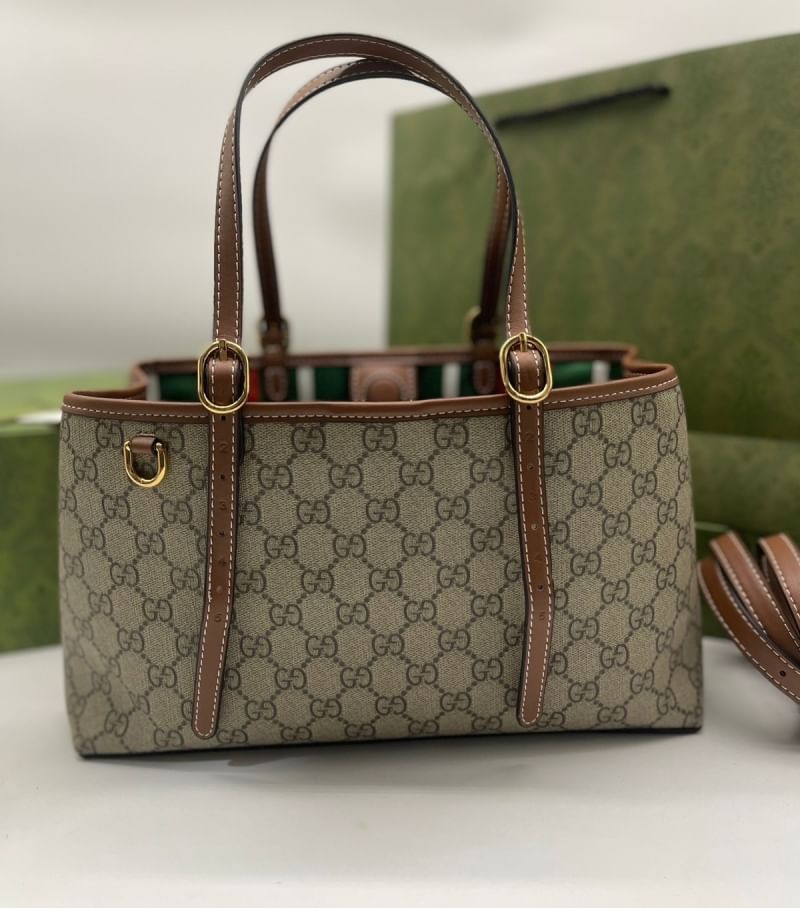 GUCCI GG Emblem small tote bag กระเป๋าทรงโท้ทสะพายไหล่รุ่นใหม่ ขนาดกำลังสวย ใส่ของได้แบบจุกๆ หูสะพายปรับและถอดออกได้ เก๋มากๆ คลาสสิคไม่มีเบื่อ