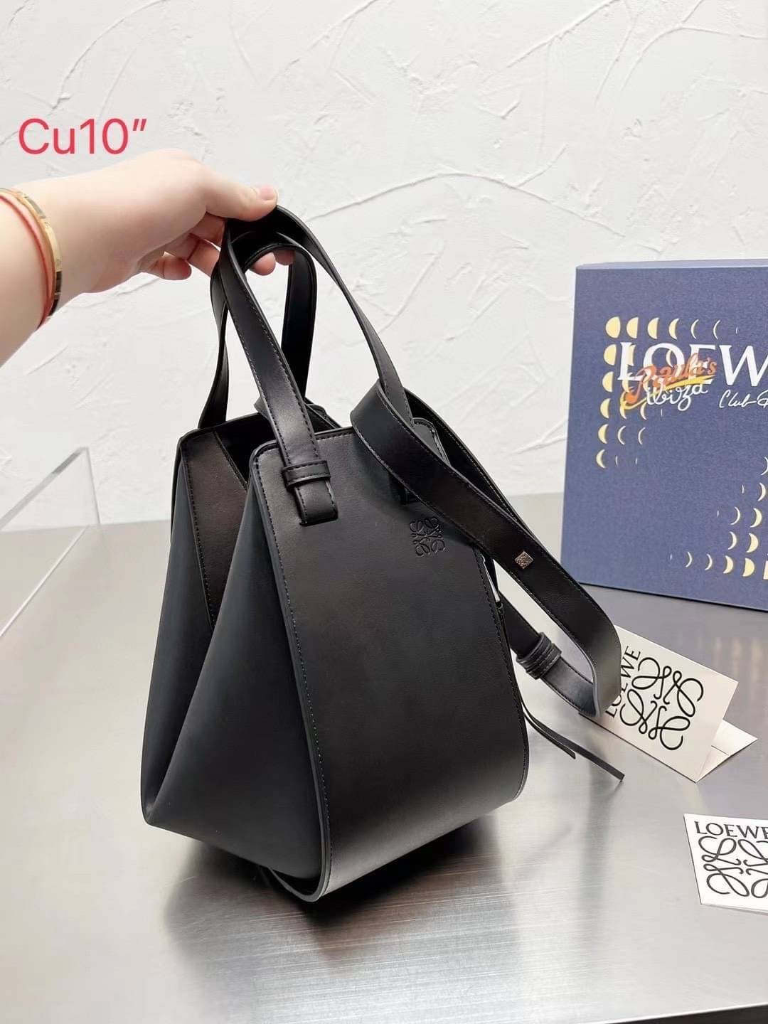 Loewe Hammock Bag / Loewe Small Hammock Leather Bag กระเป๋าถือหรือสะพาย รุ่น Rare items สุดๆ หนังสวยดีไซน์มีเอกลักษณ์ ใบขนาดกำลังดี น้ำหนักเบา สามารถปรับได้หลายทรง ด้านข้างมีซิปปรับขยายได้ ภายในโล่งกว้าง ใส่กระเป๋าสตางค์ กล้อง มือถือ ของใช้ได้เยอะ