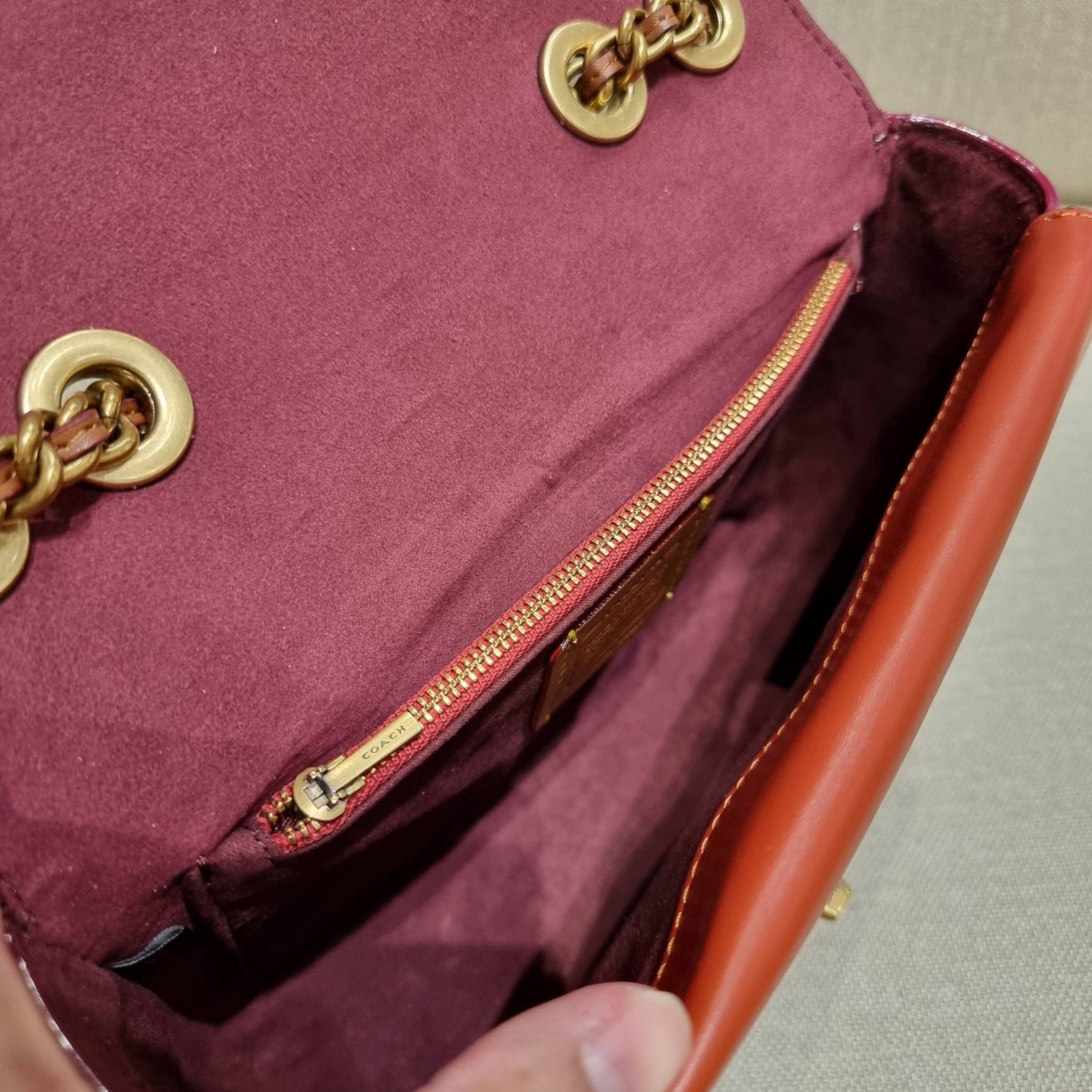 COACH C0827 MADISON SHOULDER BAG IN SIGNATURE CANVAS กระเป๋าสะพายข้าง รุ่นยอดฮิต ไซส์ใหญ่จุใจ ดีไซน์สวย โดดเด่นด้วยตัวล็อครูปดอกไม้ ตกแต่งตัดกันกับลายซีอย่างลงตัว วัสดุหนังแท้สลับหนังแคนวาสเคลือบลาย ภายในแบ่งสัดส่วนให้อย่างดี มาพร้อมสายสะพายในตัว ปรับใช้ไ