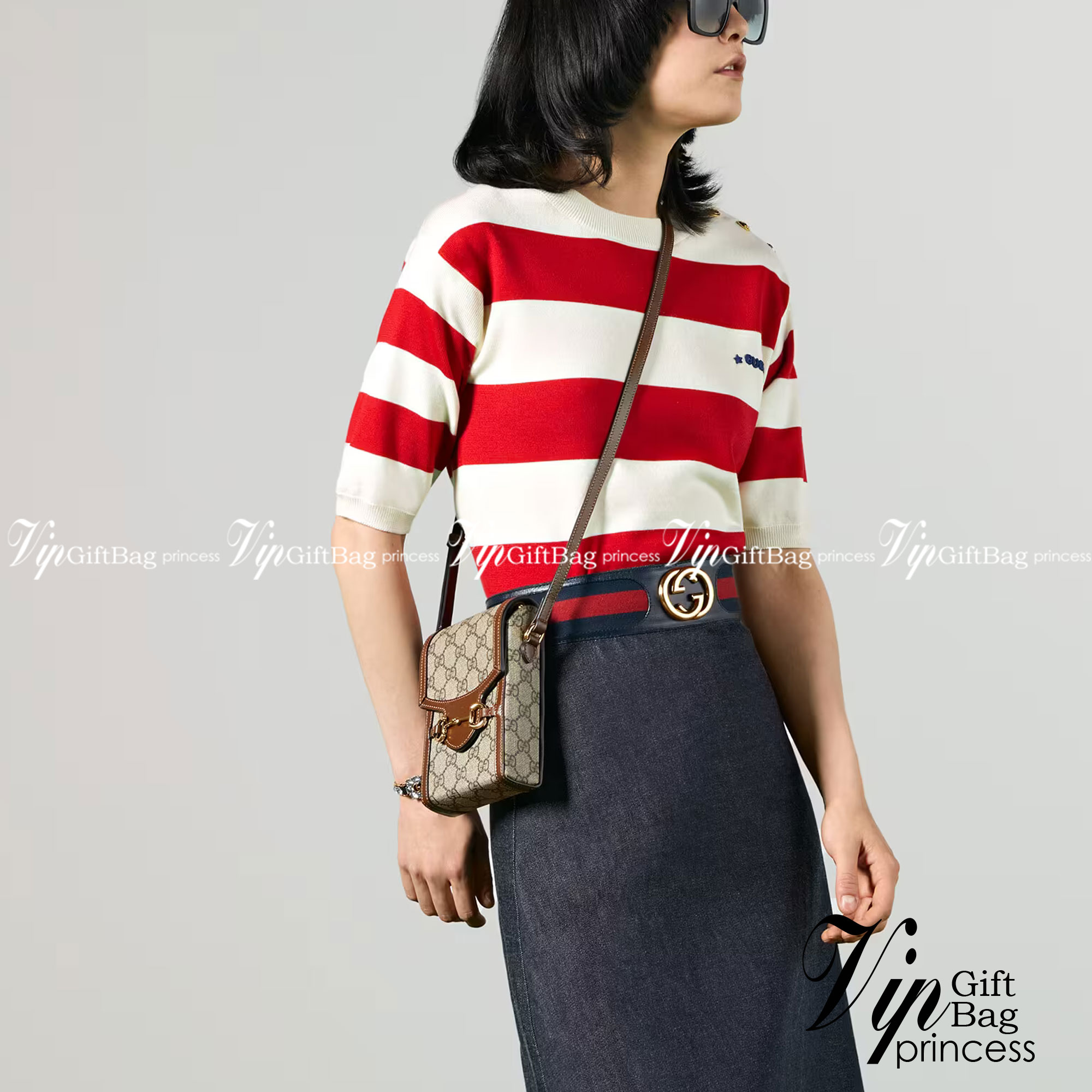 Gucci Horsebit 1955 mini bag / Gucci Phone Bag ออริจินอล รุ่นยอดฮิต ไซส์มินิ ที่ใครๆก็ต้องรู้จัก!! กับกระเป๋าขนาดมินิในรูปแบบผ้าแจ็คการ์ดสีขาวงาช้างและน้ำเงิน ได้รับแรงบันดาลใจมาจากดีไซน์ดั้งเดิม ซึ่งแอคเซสเซอรี่นี้โดดเด่นด้วยรายละเอียดดั้งเดิมที่ทันสมัยโ