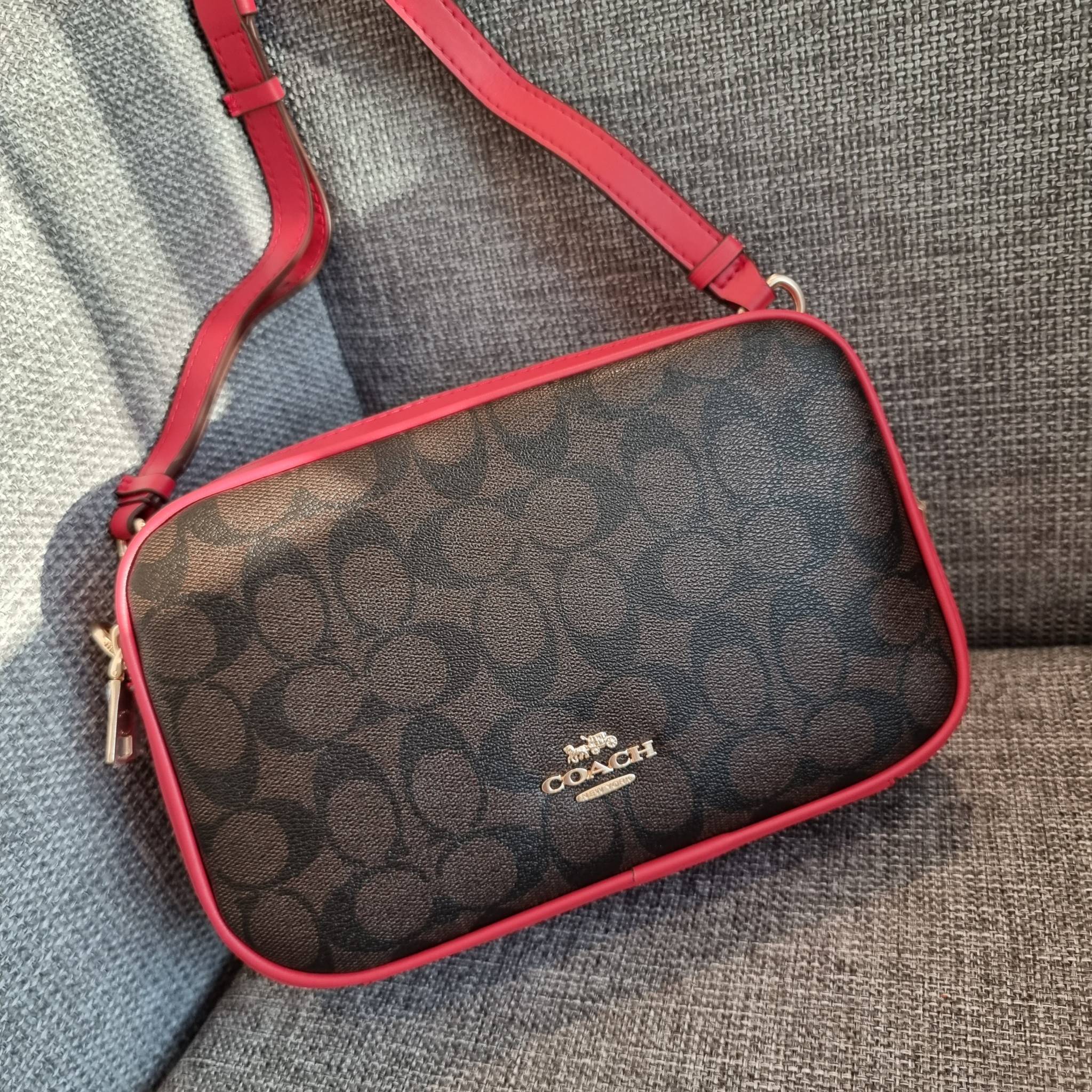 OUTLET 】COACH F68168 JES CROSSBODY IN SIGNATURE CANVAS รุ่นยอดฮิต!! กระเป๋าสะพายข้าง รุ่น 2 ซิป ใบใหญ่จุใจ สีคลาสสิคขายดี!! วัสดุหนังแคนวาสเคลือบลาย เปิด-ปิดด้วยซิป 2 ช่องหลัก ใช้งานง่าย ทรงสวยมากๆรุ่นนี้ มาพร้อมสายสะพาย crossbody ปรับได้ตามตัว ภายในใส่ขอ