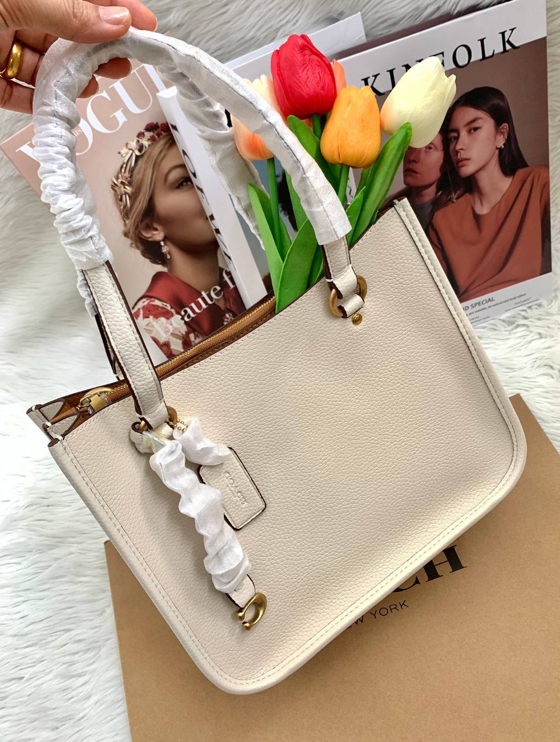 COACH C3889 TYLER CARRYALL 28 IN SIGNATURE CANVAS ((C3460//C3889)) รุ่นยอดฮิตที่สาวๆหลายคนเรียกร้อง กับกระเป๋าถือ/สะพายทรงสวย ที่มาพร้อมสายสะพายไหล่ในตัว และสายครอสบอดี้สำหรับสะพายข้าง ตัวกระเป๋าถูกแบ่งเป็นสัดส่วนสวยงาม มีช่องซิปกลางที่ใหญ่พอสมควร และยังม