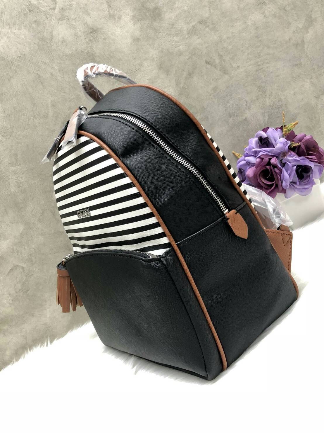 GUESS Women’s Backpack New arrival จากแบรนด์ GUESS รุ่นหายากค่ะ - กระเป๋าเป้สะพายหลัง วัสดุหนังลาย saffiano - ด้าานหน้ามี logo brand, มีช่องซิปมาพร้อมพู่สะดวกใช้ - เปิดปิดกระเป๋าแบบซิปคู่ หู้หิ้วหนัง - ภายในกระเป๋าโล่งกว้าง จะได้เยอะค่ะ มีช่องซิปเล็กอีก 1