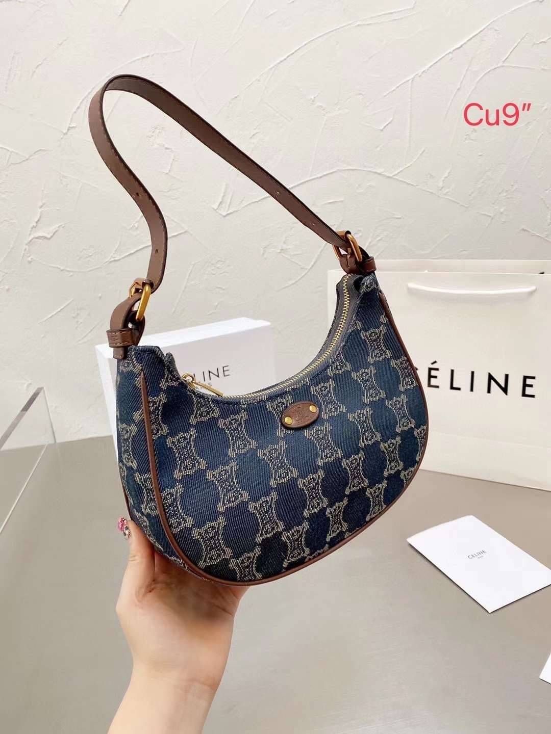 CELINE Ava handbag Blue in Denim / Celine Denim Ava Monogram Bag / Celine Paris Macadam shoulder bag กระเป๋าคล้องไหล่ซีลีนรุ่นใหม่ ตัวกระเป๋าทำจากผ้ายีนส์(ผ้าฝ้ายคุณภาพดี) ใช้งานทน สายสะพายหนัง ด้านในกว้างขวางใส่ของได้เยอะ ทรงนี้นิยมสุดๆ งานสวยมากกกก ก.ล้