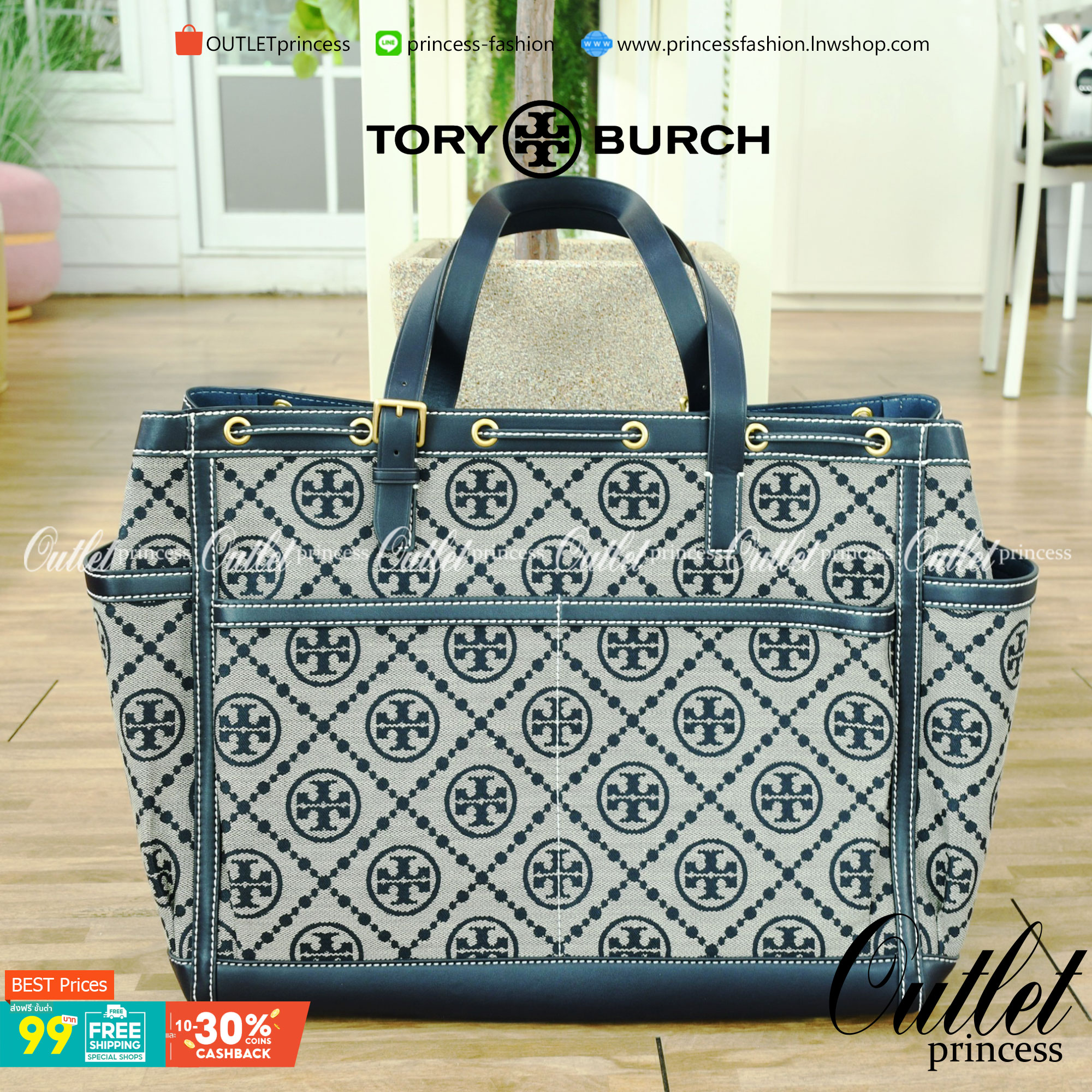 OUTLET 】TORY T MONOGRAM JACQUARD WFH TOTE กระเป๋าถือหรือสะพายไหล่ วัสดุ Canvas ปักษ์ลายแบรนด์ อะไหล่ทองสวยหรู น้ำหนักเบา จุของได้เยอะ ด้านหน้ามีกระเป๋าเล็ก2ช่อง ด้านหลัง2ช่อง ด้านในโล่ง มีช่องใหญ่1ช่อง ช่องเล็ก1ช่อง และอีก1ช่องซิป ใบใหญ่ Size XL ใส่เสื้อผ