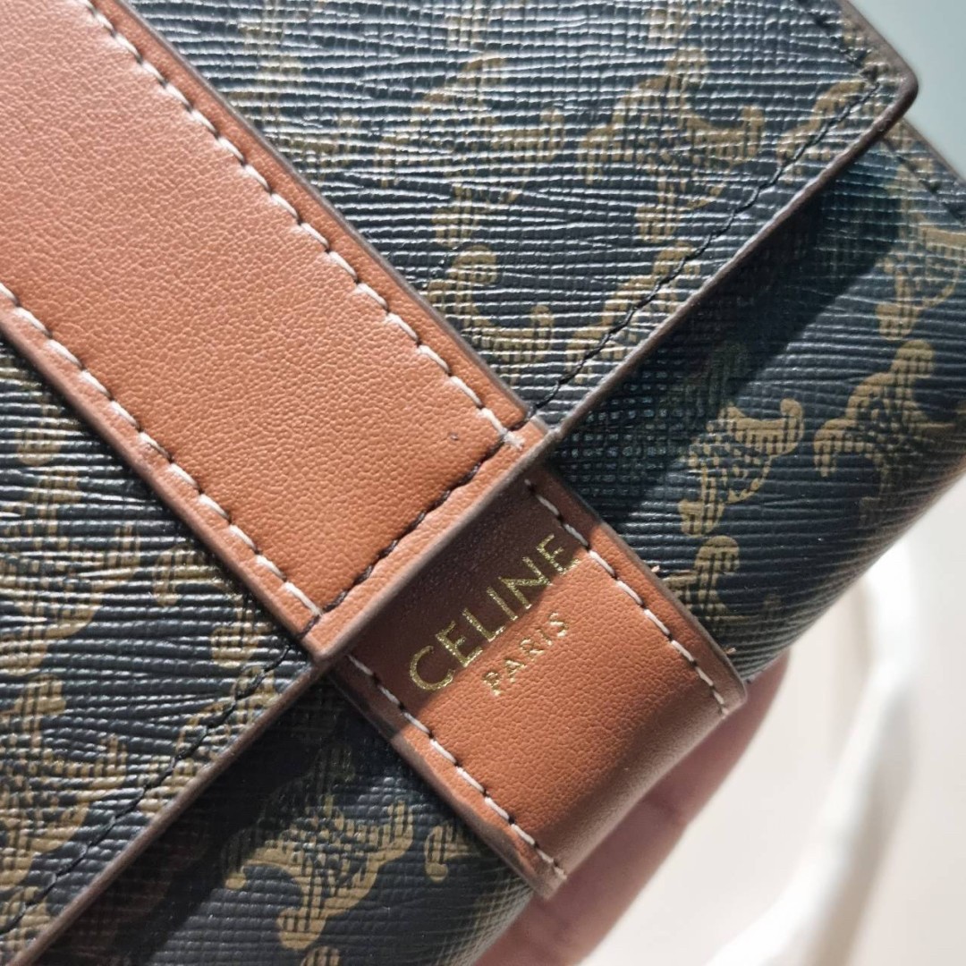 Celine small trifold wallet กระเป๋าสตางค์ดีไซน์สุดคลาสสิค วินเทจ เรียบง่ายแต่หรูหรา และยังมาพร้อมกับสายโซ่ สำหรับคล้องสะพายข้าง สะพายไหล่ได้ เริ่ดเว่อร์!