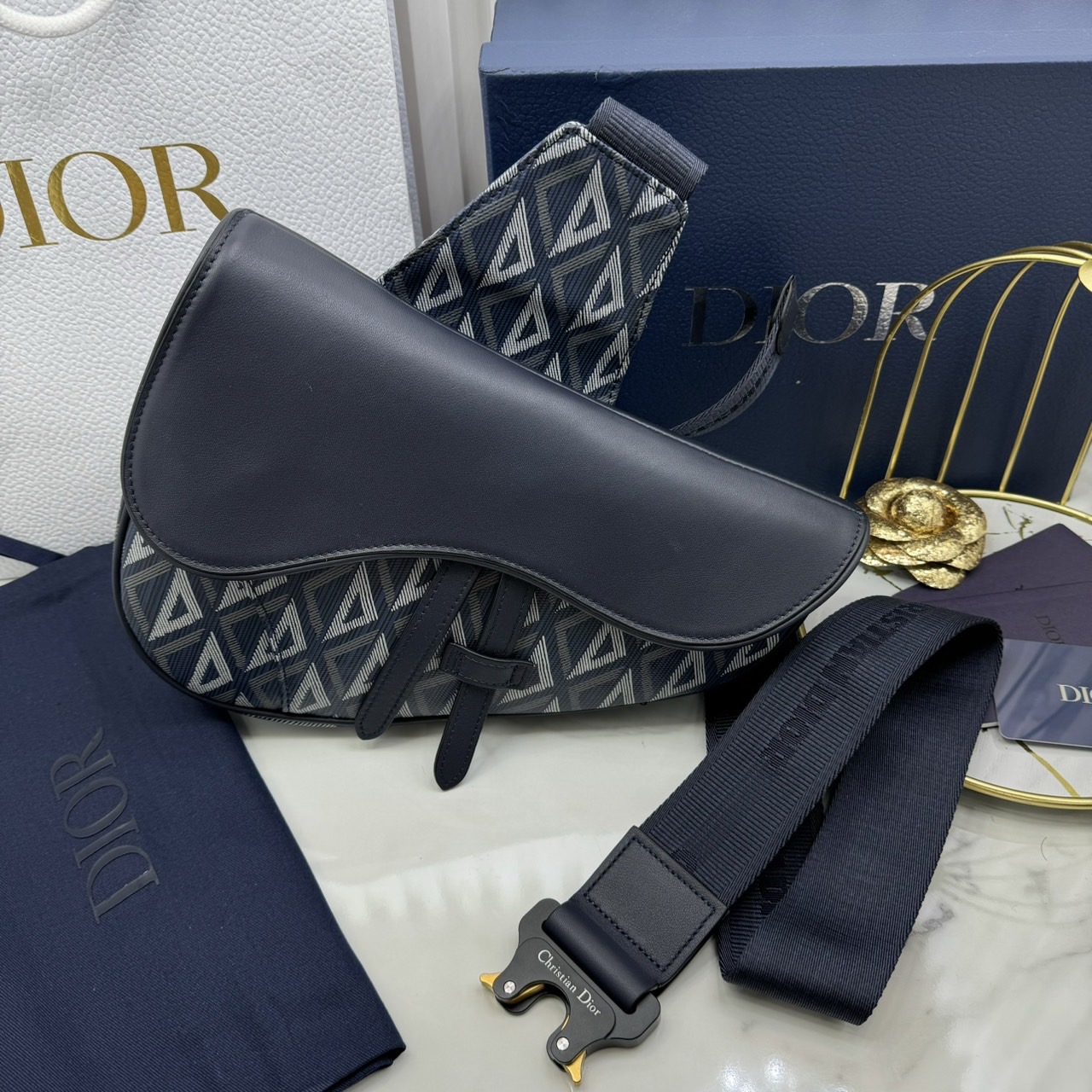 DIOR Saddle Bag CD Diamond canvas and smooth leather กระเป๋าคาดอก หรือสะพายไหล่ได้ สไตส์แบรนด์หรู รูปแบบใหม่ของ CD คลาสสิก เกรดออริ 1:1 ใช้งานต่างประเทศได้