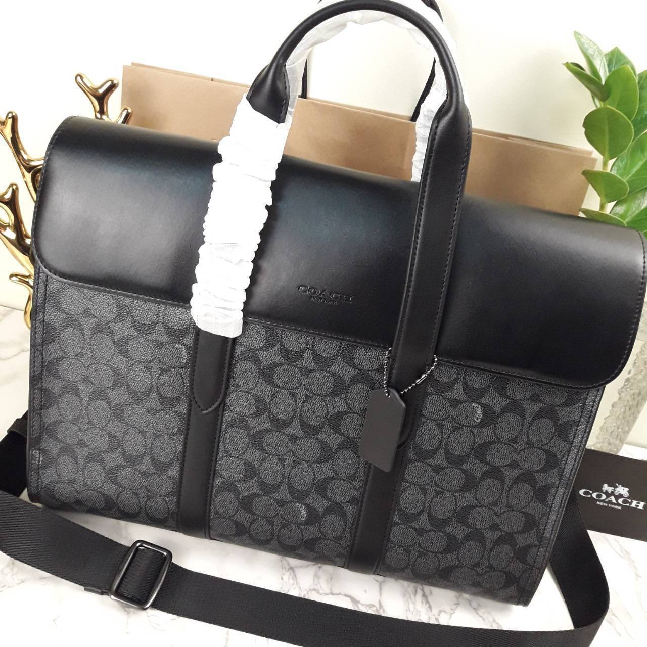 COACH METROPOLITAN PORTFOLIO IN SIGNATURE CANVAS (COACH 39775)🍁 เอาใจสาย smart กับรุ่นยอดฮิต ใช้งานได้ลงตัวสุดๆ ถือว่าเป็นอีกรุ่นที่ถามกันเข้ามาเยอะมากๆ และใช้งานได้ครบฟังก์ชั่นจริงๆ >>วัสดุแคนวาส สลับหนังแท้ หนังคุณภาพมากๆ มีสายสะพายยาว ถอด