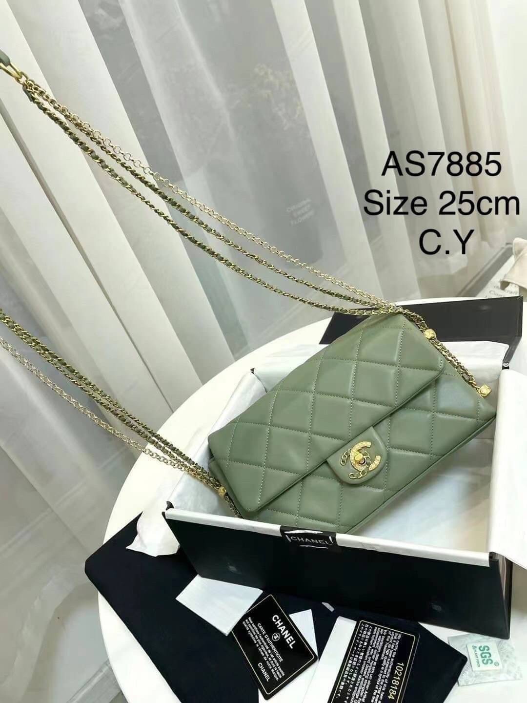 CHANEL flap pearl with chain พร้อมส่ง ที่สุดของความคลาสสิค อะไหล่ทองหรูหรา ด้านหน้าประดับโลโก้ฝังมุก หนังอย่างดี น้องมีความนิ่มสัมผัสแล้วหลงรักแน่นอนค่ะ