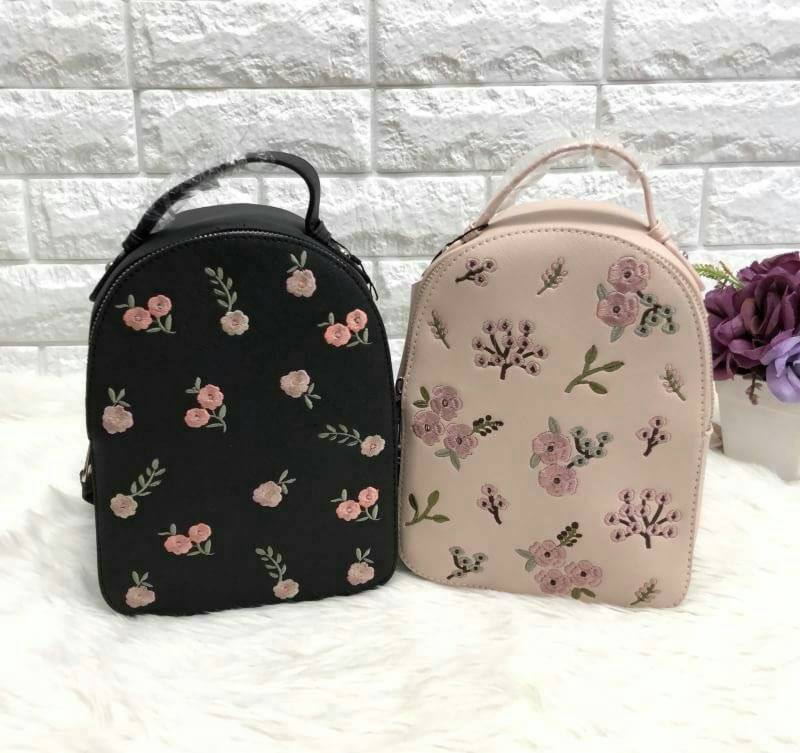 Bershka backpack bag ✔️รุ่นหายากค่ะ กระเป๋าสะพายหลัง หนังซาฟเฟียโน่ ด้านหน้าปักรูปดอกไม้ งานปักเน้นๆ สวยงามมากๆค่ะ เปิดปิดกระเป๋าแบบซิป ภายในโล่ง ใส่ของได้จุนะค่ะ สายสะพายด้านหลังเลื่อนปรับฟรีไซด์ค่ะ รุ่นนี้ขนาดกำลังดี น้ำหนักเบา ใบจริงน่ารักน่าใช้