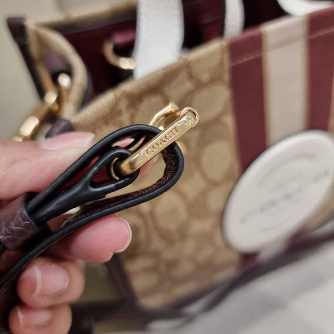 COACH C8406 DEMPSEY TOTE 22 IN SIGNATURE JACQUARD WITH STRIPE AND COACH PATCH คอลเลคชั่นใหม่ พร้อมส่งสีใหม่สุดปัง สวยคม ละมุนและมีความหรูในตัว กับกระเป๋าทรงโท้ท ไซส์กำลังสวย น่ารักน่าใช้ ฟังก์ชั่นการใช้งานสะดวกที่สุด มีทั้งสายคล้องในตัว และสายครอสบอดี้ วั