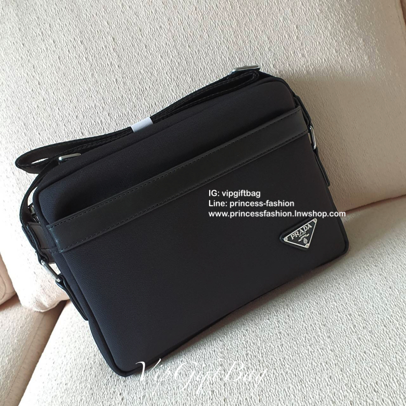 New Must Have For Men 👍👍 กับงานพรีเมี่ยมกิ้ฟแบรนด์ดังอย่าง prada ทรง messenger ทรงยอดฮิต สำหรับท่านชาย เนื้อผ้า Polyester ขนาดใหญ่ จุของได้มาก ใส่ipad labtop หนังสือ ได้หมดคะ เปิดปิดด้วยซิปอะไหล่เงิน บุด้วยผ้าสีดำปั้มแบรนด์ สวยงามมากคะ อะไ