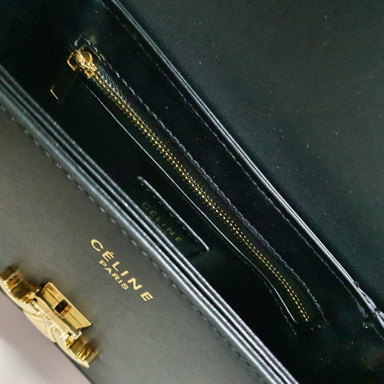 พร้อมส่ง 2 สี 2ขนาด NEW!! CELINE SHOULDER BAG VIP ทรงกล่องอยู่ทรง ขนาดกะทัดรัด เปิดปิดด้วยตัวล้อคแบรนด์สีทอง ภายในมีช่องใส่ของโล่ง สาม