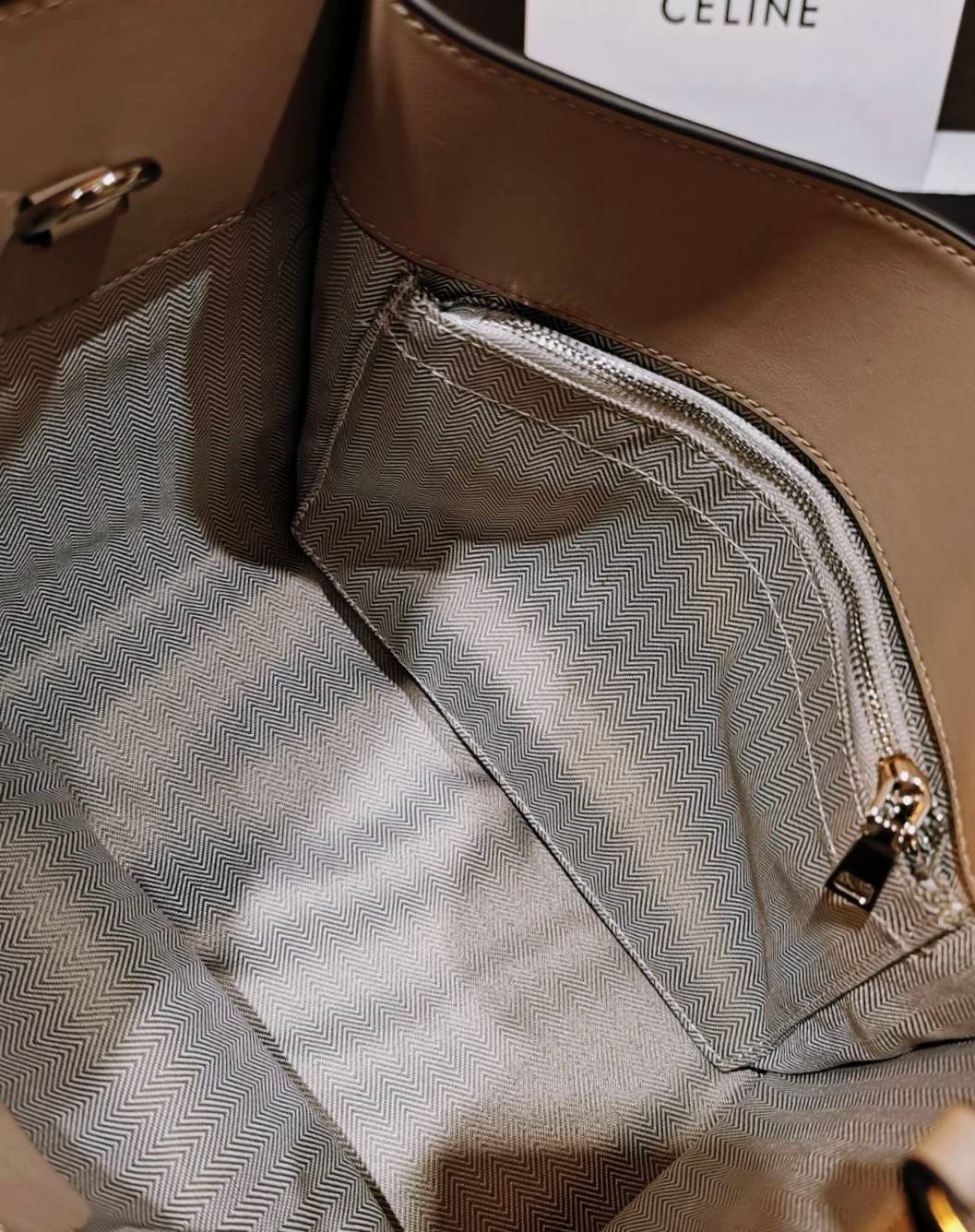 CELINE SHOULDER BAG VIP / CELINE LUGGAGE NANO Glossy Leather Handbag รุ่นนี้ Rare items หนังเรียบสวยสีทูโทนเรียบหรู ขนาดกำลังดี น้ำหนักเบา ด้านหน้ามีหนึ่งช่องซิป ด้านข้างดีไนส์ทรงปีกสามารถปรับขยายทรงได้ ภายในโล่งกว้าง มีช่องซิป มีตะขอเกี่ยวปากกระเป๋า ใส่ก