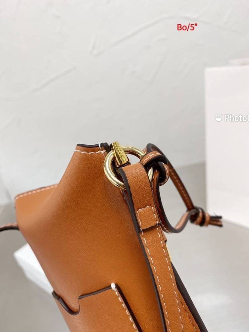 Loewe Pocket Shoulder Bag / LOEWE MINI CROSSBODY BAG / Loewe Phone Bag รุ่นยอดฮิต ไซส์มินิ ที่ใครๆก็ต้องรู้จัก!! กับกระเป๋าสะพายเอนกประสงค์ สำหรับถนอมโทรศัพท์มือ หรือจะประยุกต์ใช้ใส่เงิน พกแทนกระเป๋าสตางค์ก็สะดวก