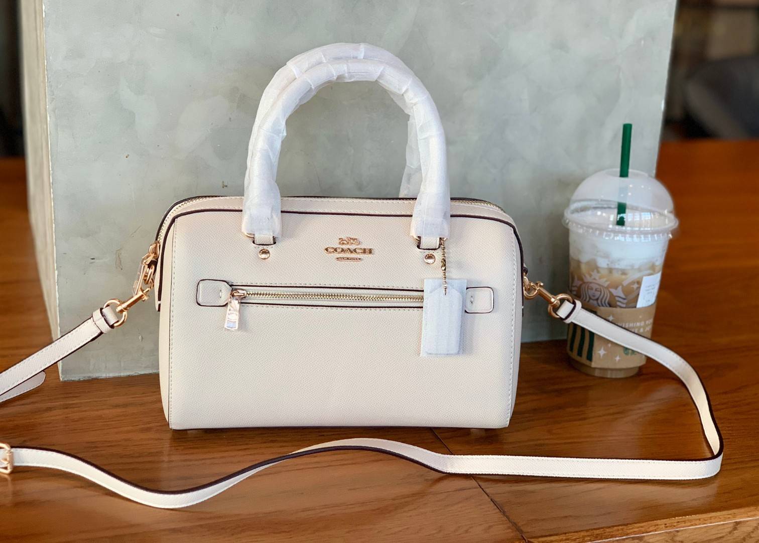 COACH ROWAN SATCHEL BAG ((79946)) กลับมาอีกครั้ง พร้อมสีหายากค่ะ! กระเป๋าหิ้วทรงหมอนสุดฮิตของสาวๆ//สะพายข้างได้ หนังแท้ ลายหนังสวย ทรงสวย ด้านหน้ามีช่องซิปให้หนึ่งช่อง เปิดปิดช่องหลักแบบซิป ภายในกว้างใส่ของจำเป็นของสาวๆได้ครบ มีช่องเล็กและช่องซิปใส่ของจุก