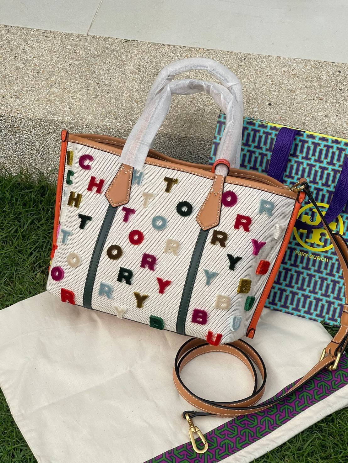 ของแท้ 💯% Tory burch perry coupe small triple-compartment tote bag เปลี่ยนบรรยากาศมาพักผ่อนแบบ Staycation สร้างสีสันให้วันพักร้อนสไตล์สาว Tory Burch กระเป๋าหลากสีสัน