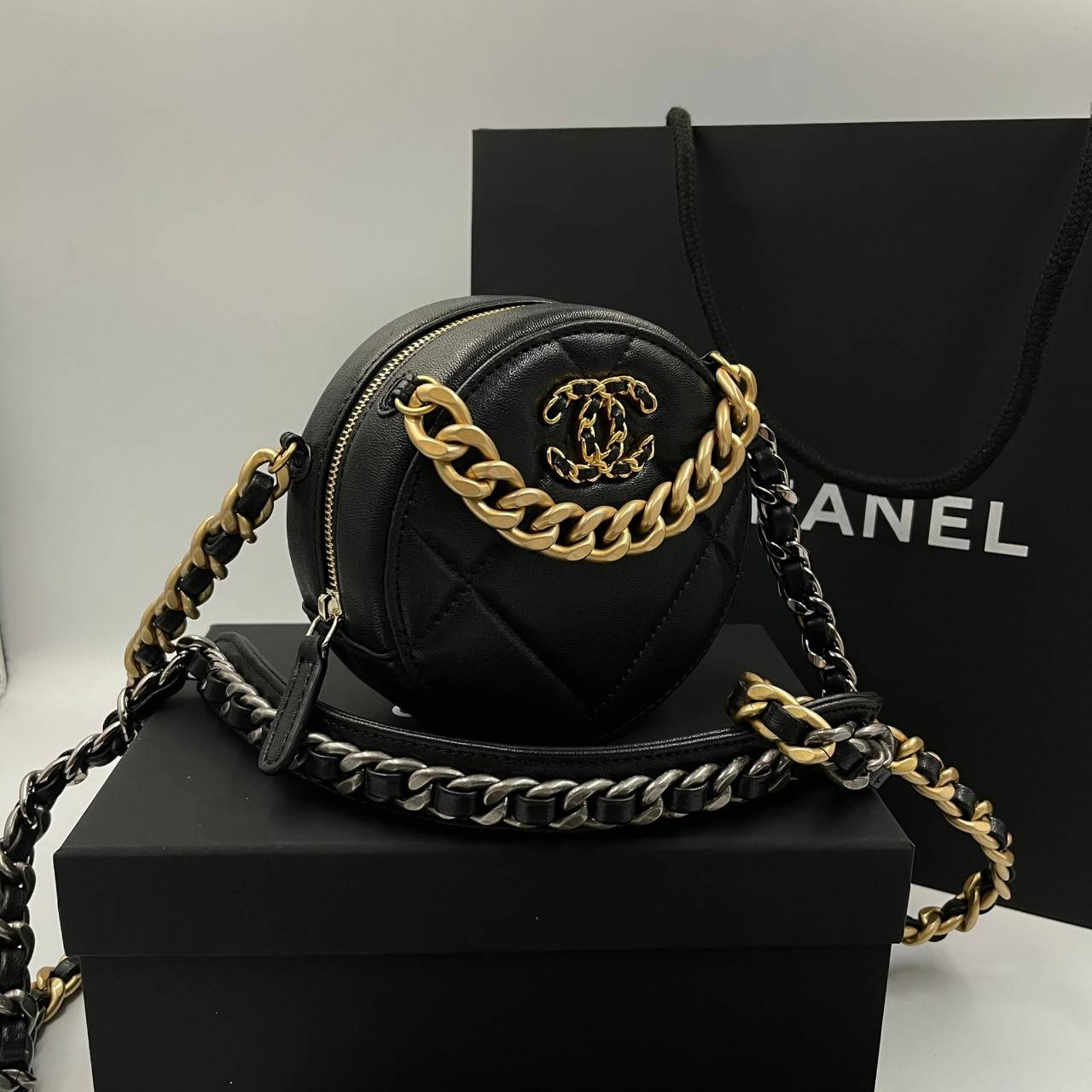 พรีเมี่ยมกิ๊ฟแท้ 100% 】CHANEL CLASSIC CLUTCH CHAIN BAG (GWP) รุ่นนี้มีความพิเศษไฮคลาสมากๆ หนังแท้ สายโซ่เงินทองสลับสี งานสวยเนี๊ยบมากๆ หนังมีความวาวเมทัลลิกทุกสี ให้สัมผัสดีน่ามอง หรูหราระดับเวิลคลาสมากค่ะ เป็นรุ่น World Class for Member Gift คุณภาพเกินรา