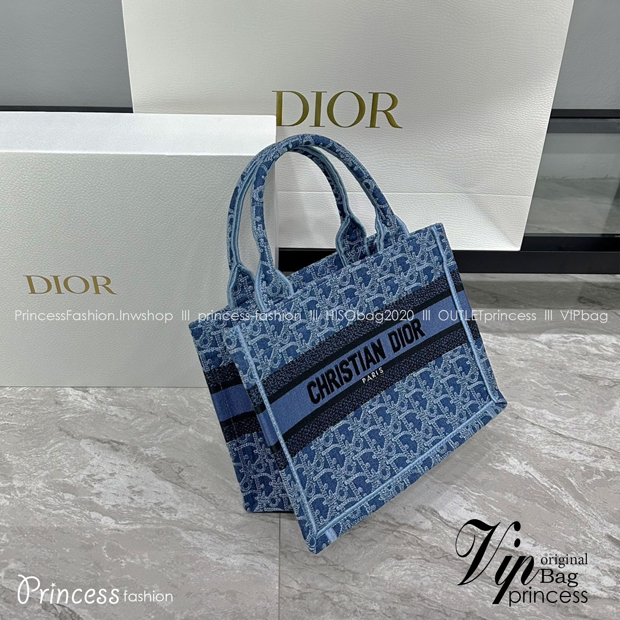SMALL Dior Book Tote Bag Blue Denim Dior Oblique Jacquard กระเป๋าทรงโท้ท แก่นแท้ของความงามรูปลักษณ์ทันสมัย เดนิมหรูหรา