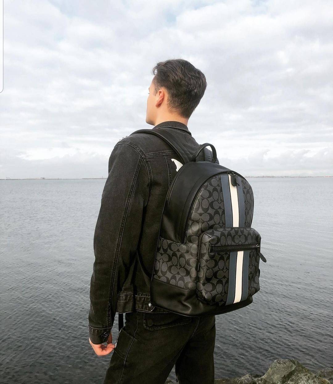 COACH WEST BACKPACK IN SIGNATURE CANVAS WITH VARSITY STRIPE (COACH 3001)😎กระเป๋าเป้ กระเป๋าสะพาย รุ่นหายาก ที่มีมาไม่บ่อย// วัสดุแคนวาส ผสมหนังแท้ หนังนิ่ม ทรงสวย จุของได้เยอะ ลาย SIGNATURE โดดเด่น ดูดีม๊าก!!// มีช่องหลัก แยกเป็น 2 ช่อง สามารถแยกเ