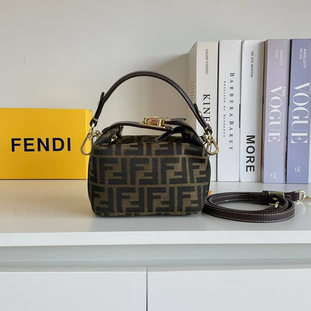 FENDI MINI BAGUETTE BROWN FABRIC BAG วัสดุ CANVAS พิมพ์ลายแบรนด์ *ทรงมินิน่ารัก เปิดปิดด้วยตัวล็อคปั้มลายแบรนด์ พร้อมซิปยาว ภายในมีช่องซิปแยกอีกช่อง สามารถใส่ iphone เงิน ของจุกจิกได้ มาพร้อมสายสะพาย2แบบ ถอดปรับได้ อะไหล่ปั้มแบรนด์สีทอง Rare items เด็ดๆแบ