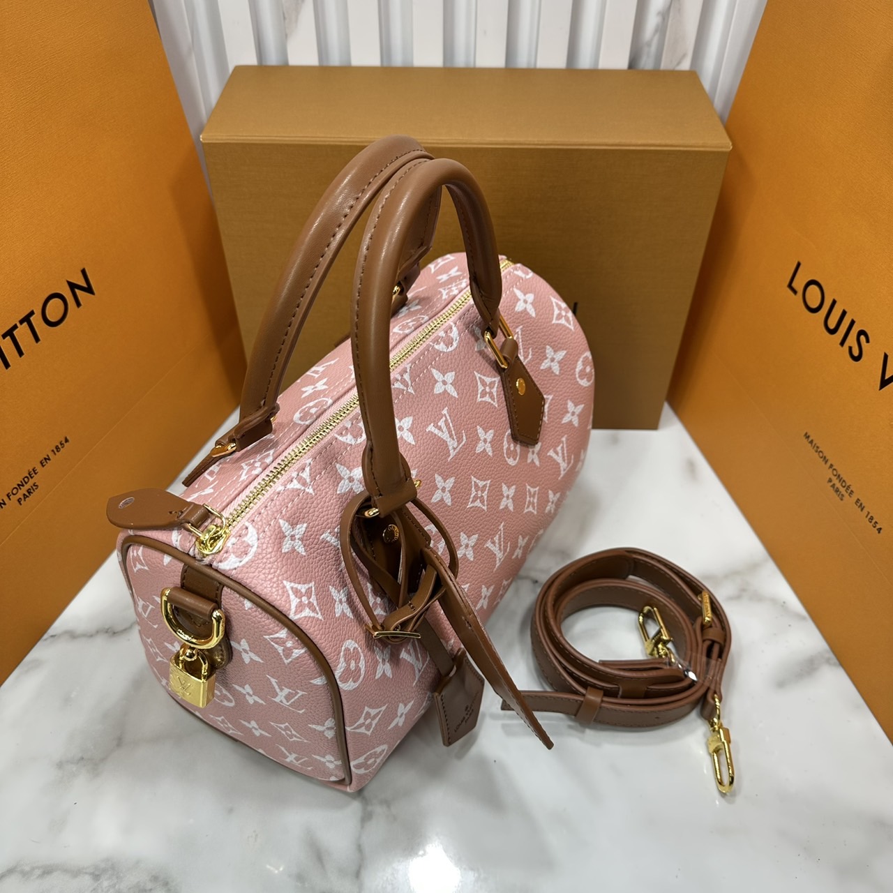 ORI หนังแท้ | LV Speedy P9 Bandoulière 25 Bag กระเป๋าสะพายทรงหมอนสปีดี้ คอลใหม่ล่าสุดหรูหราโดดเด่น รูปทรงใช้งานง่ายสวยตลอดกาล ใช้ได้กับทุกลุค ทุกโอกาส ภายในโล่งกว้างมาก ใส่ของสำคัญได้ครบแน่นอนจ้า