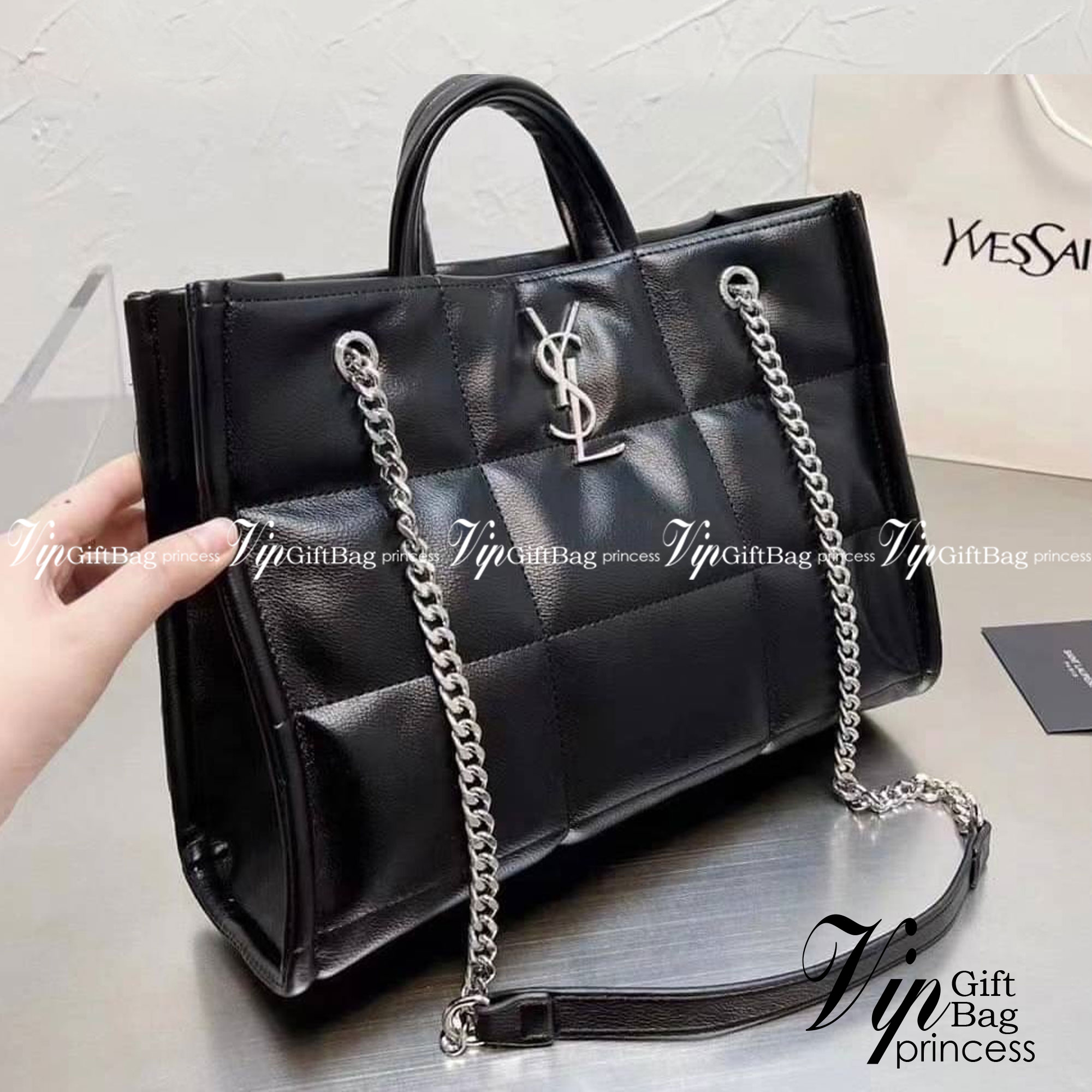 SAINT LAURENT shoulder bag Silver Tone / YSL Shopping Bag / YSL TOTE BAG กระเป๋าถือทรงช็อปปิ้ง พร้อมส่ง โดดเด่นด้วยโลโก้แบรนด์อะไหล่เงินสวยหรู ภายในกระเป๋ากว้างใส่สัมภาระได้เยอะ มีช่องซิปแยกย่อยให้ใส่ของจุกจิกหนึ่งช่องนะคะ