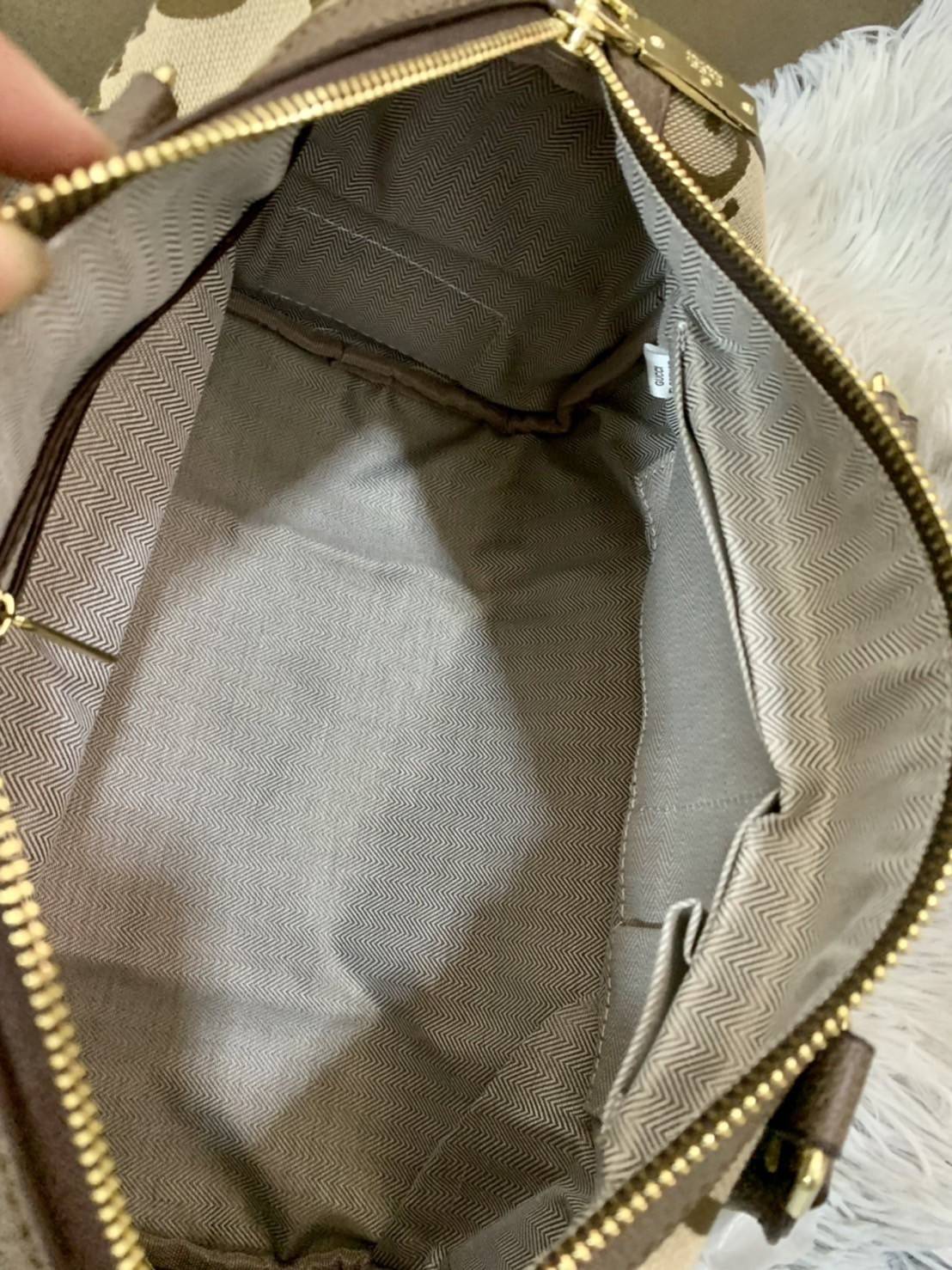 VIP 🥂 Gucci Vintage Web Boston Bag / Gucci Travel กระเป๋าทรงหมอนยอดนิยม สำหรับสาวๆ ผู้รักการพกพาของเยอะๆ ไปไหนมาไหนตลอดเวลา เหมาะใช้ทั้งในชีวิตประจำวันหรือใช้เป็นกระเป๋าเดินทางก็ได้ โดดเด่นด้วยลวดลายซิกเนเจอGucci วัสดุcalfskin อะไหล่ทอง ขนาดกำลังด