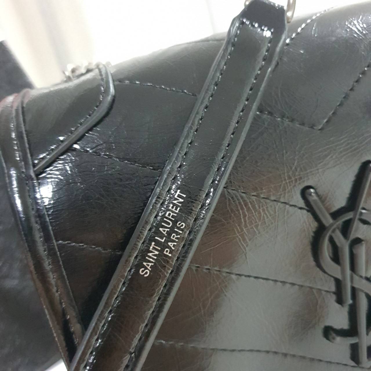 VIP 】YVES SAINT LAURENT YSL BAG VIP GIFT WITH PURCHASE (GWP) พรีเมี่ยมกิ้ฟ Limited Edition จาก YSL DUTY FREE COUNTER วัสดุหนังPu สีดำเงา ทรงสี่เหลี่ยมหนังสวยหรูอยู่ทรงเปิดปิดด้วยฝาปิดโลโก้แบรนด์อะไหล่เงินรมดำ ภายในโล่งมีช่องหลัก และช่องซิปสามารถใส่มือถือข