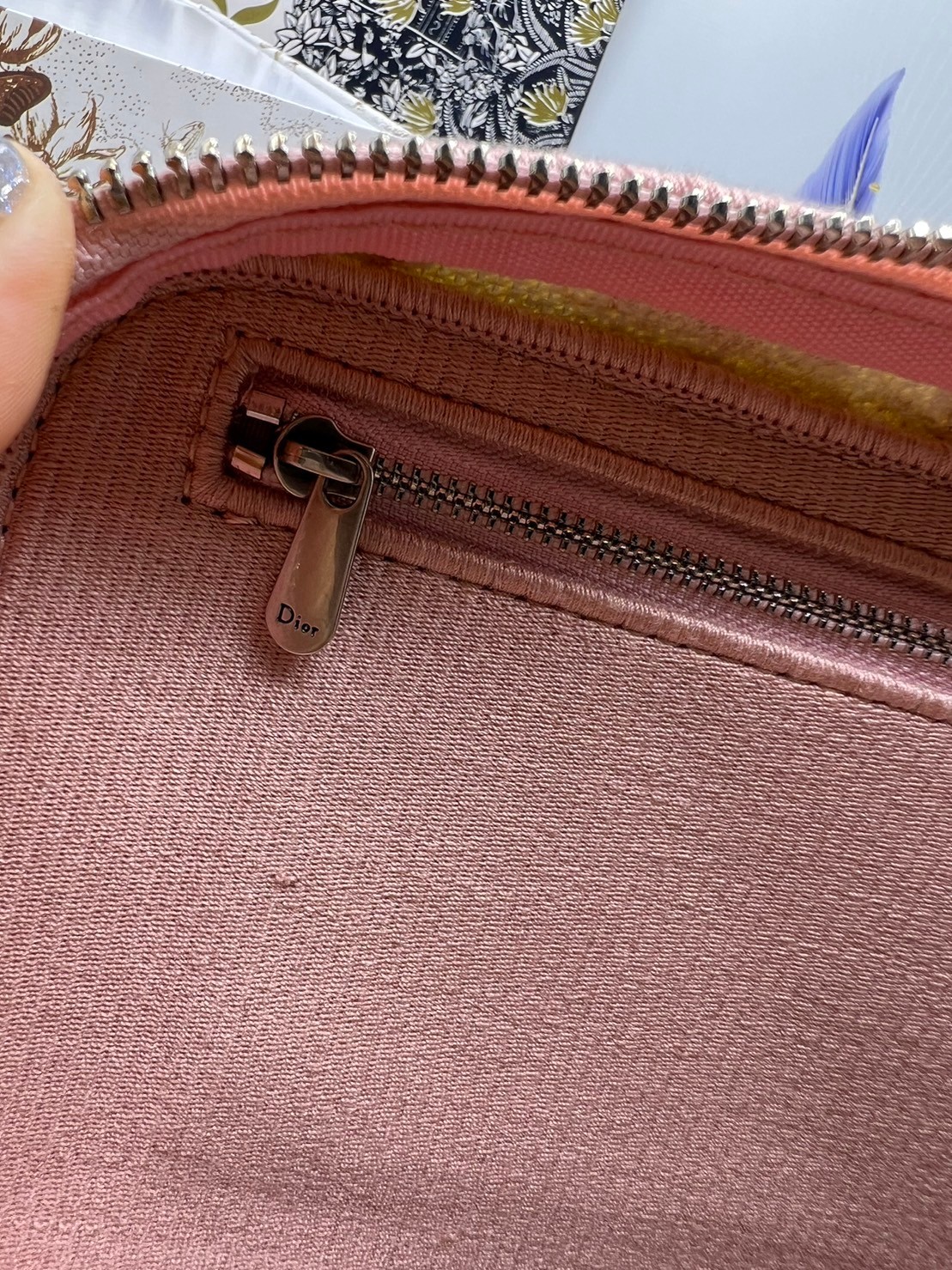 22cm Medium DiorTravel Vanity Case กระเป๋าใส่เครื่องสำอางใบกลาง จุของได้เยอะ มาพร้อมกับลวดลาย Oblique ปักอย่างประณีตและประดับด้วยสัญลักษณ์ Christian Dior Paris มาพร้อมสายสะพายและหูจับในตัว