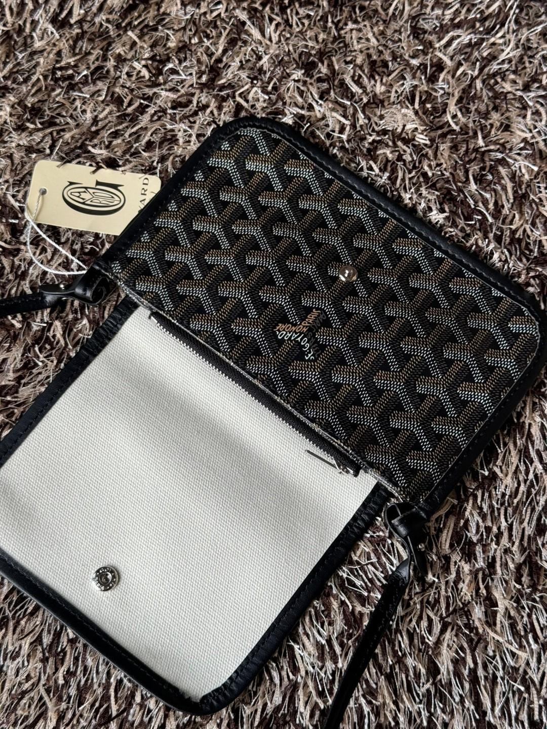 Goyard Plumet Rocket Wallet กระเป๋าสะพายใบเล็กกะทัดรัด ดีไซน์กระเป๋าสตางค์ มีช่องเพียงพอสำหรับใส่ธนบัตร เงินสด เอกสารต่าง ๆ