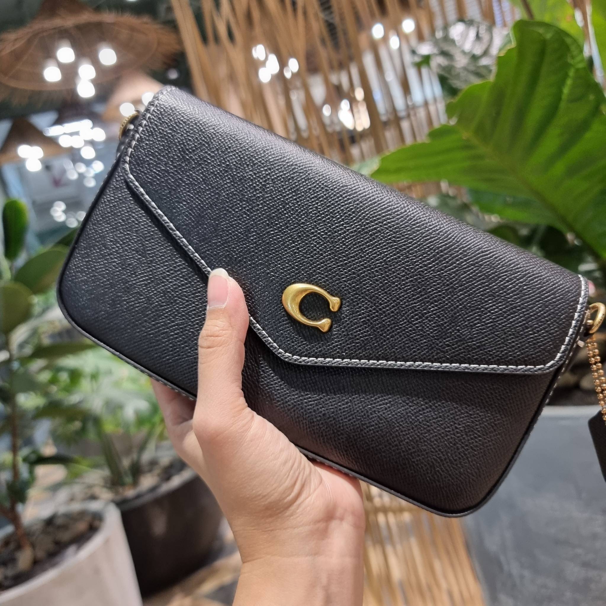 COACH C8439 WYNN CROSSBODY ใหม่ล่าสุด พร้อมเสิร์ฟความหรู ดูดีแบบน้อยแต่มาก กระเป๋าสะพายครอสบอดี้ ที่ซ่อนดีเทลดีงาม มีช่องเสียบบัตรแยกใช้ได้ หรือจะใส่ไว้ในกระเป๋า เพื่อแบ่งสัดส่วนให้ดูน่าใช้ วัสดุหนังวัวลายเกรน เส้นคมสวย เปิด-ปิดด้วยกระดุมแม่เหล็ก สะดวกใช้