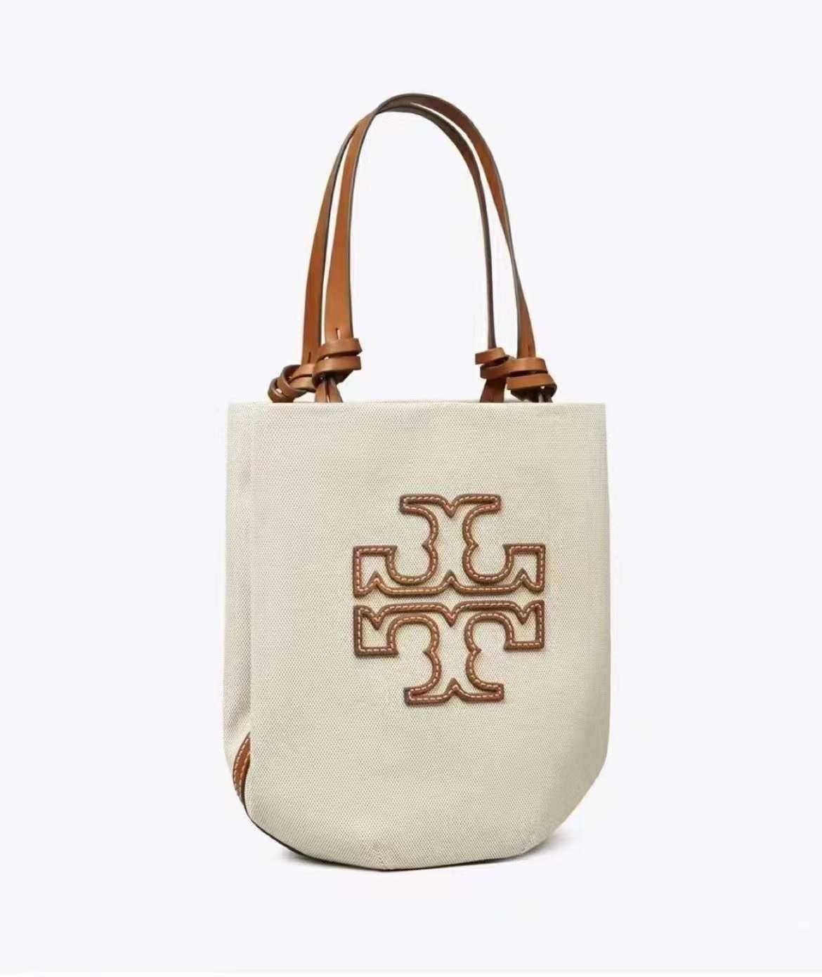 Tory Burch Small Canvas Round Tote กระเป๋าถือหรือสะพายไหล่ วัสดุผ้าcanvas รูปทรงโค้งมน ด้านในโล่ง มี1ช่องซิปและ1ช่องเล็ก น้ำหนักเบา จุของได้เยอะ มาใหม่ล่าสุดไม่ควรพลาดเลยค่า