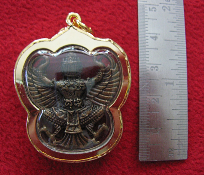 สินค้าหมดค่ะ จี้พญาครุฑสี่กรเนื้อเม็ดมะขามเลี่ยมทองไมครอนพร้อมใบคาถาค่ะ