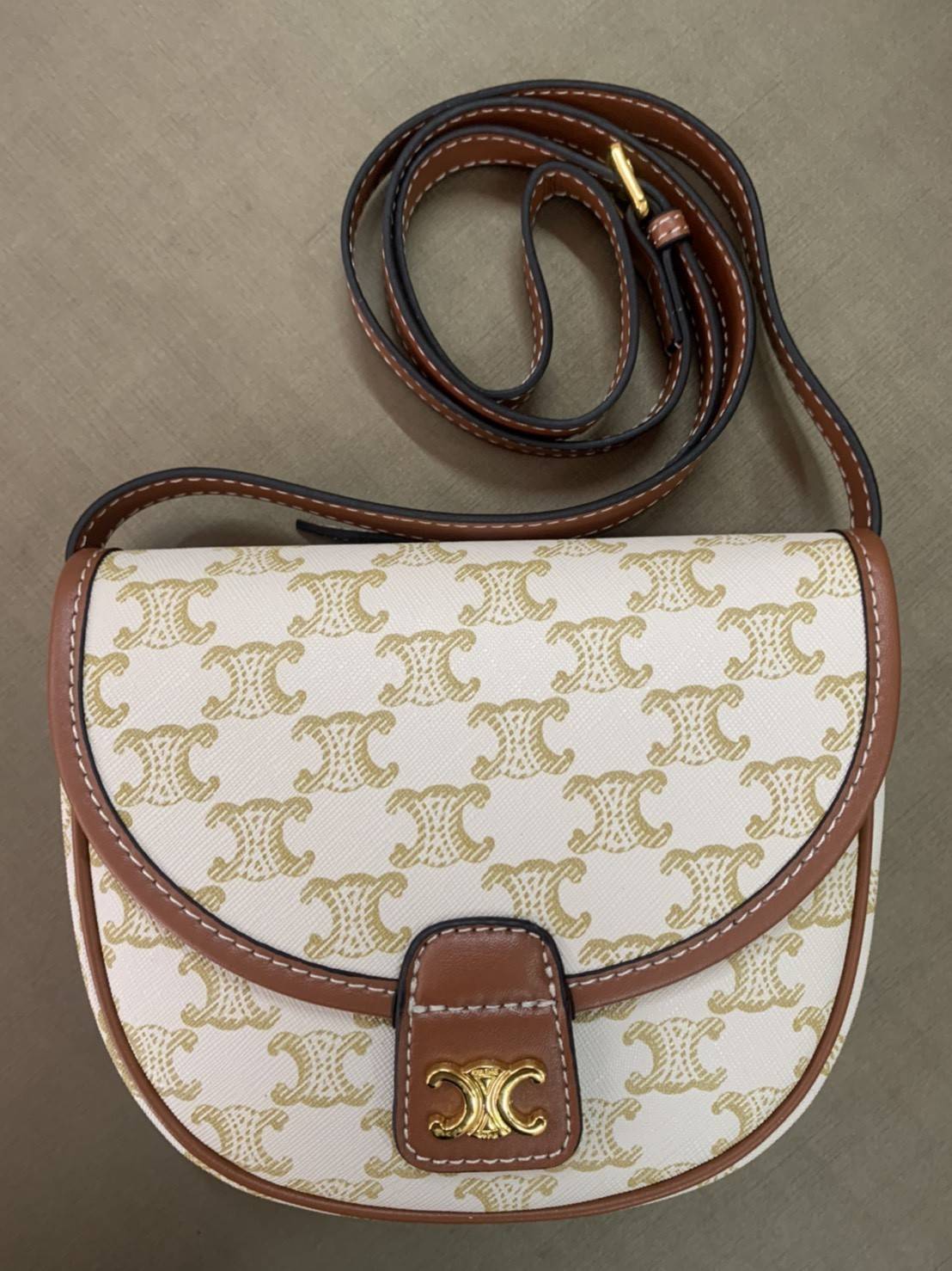 CELINE MINI BESACE IN TRIOMPHE CANVAS AND CALFSKIN WHITE CELINE CROSSBODY BAG VIP GIFT WITH PURCHASE (GWP) พรีเมี่ยมกิ๊ฟ Limited Edition จาก PERFUME DUTYFREE COUNTER กระเป๋าทรงครอสบอดี้ ลายโมโนแกรมวินเทจ รุ่นที่ดาราเกาหลีใช้กันเยอะมาก และเป็นอีกหนึ่งใบที่