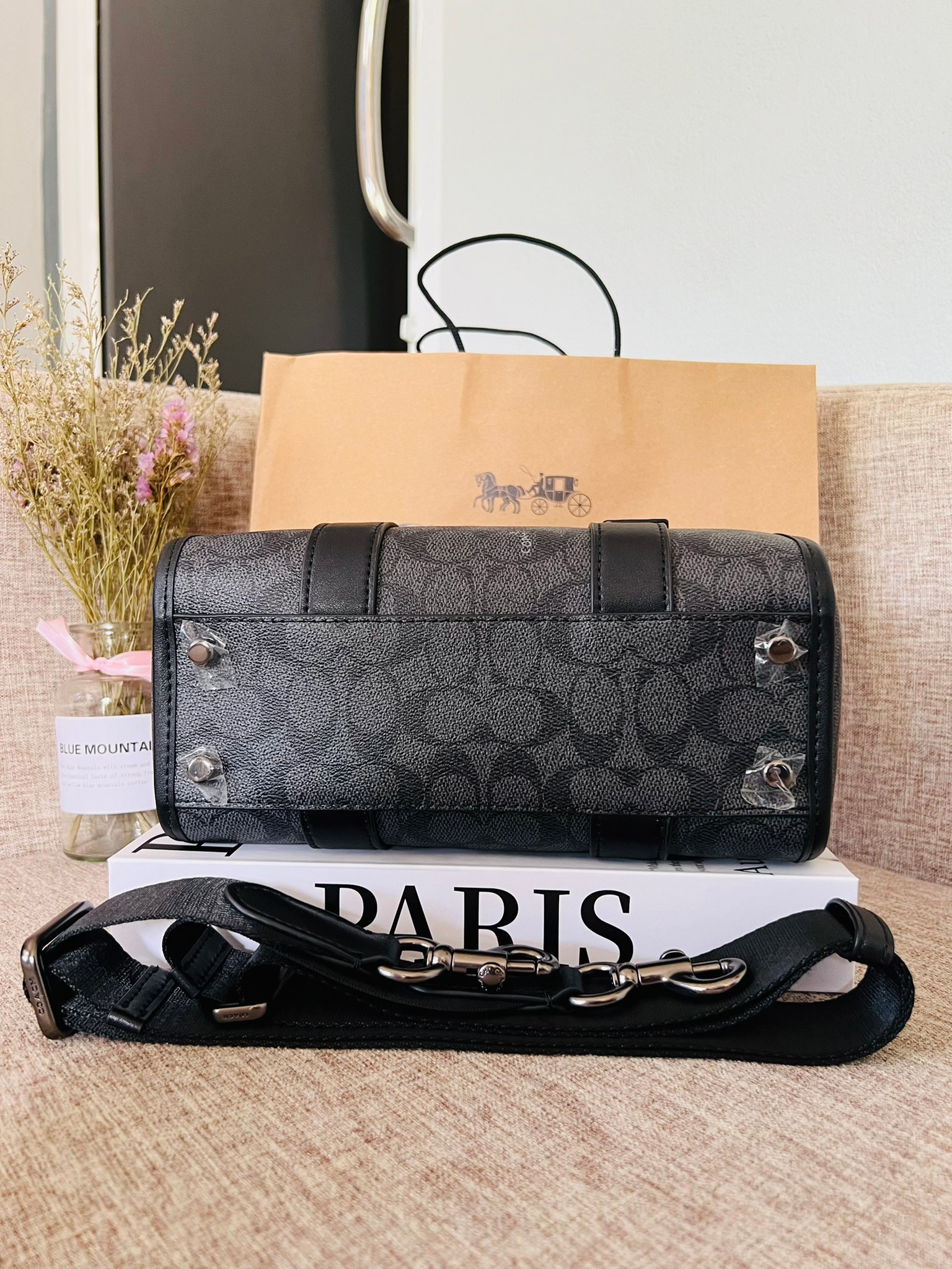 COACH GOTHAM DUFFLE 24 IN SIGNATURE CANVAS CA186 กระเป๋าทรงหมอนรุ่นใหม่สุด 2022 รุ่นนี้สามารถใช้ได้ทั้งชายหญิง หนังแท้อย่างดี นิ่มทรงสวย มากๆค่ะ เปิด-ปิดกระเป๋าแบบซิปคู่ด้านบนมีกระดุมรวบหูหิ้วให้ด้วยนะคะ ภายในกระเป๋าสามารถใส่สัมภาระที่จำเป็นในชีวิตประจำวั