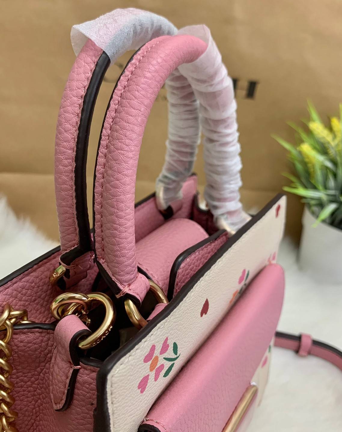 COACH MINI PEPPER CROSSBODY WITH HEART PETAL PRINT ((C7599)) พร้อมส่งที่ น้องใหม่ล่าสุดค่าา! กระเป๋าสะพายครอสบอดี้ร์ หรือหิ้วออกงานก็สวยไม่น้อยทีเดียวค่ะ หนังแท้นิ่มสวย ตัวกระเป๋าทำลายดอกหัวใจได้สวยงามน่าใช้มากๆเลยค่ะ