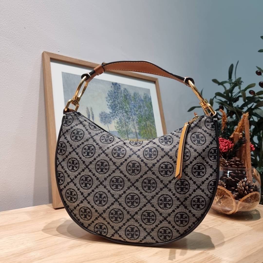 Tory Burch T Monogram Mini Crescent Bag / TORY BURCH T MONOGRAM MINI JACQUARD CRESCENT BAG ร้อนแรงกว่านี้ไม่มีแล้ว กับไอเท็มที่เซเลปรีวิวเยอะมาก!! สาวๆตามหากันไปอีก กระเป๋าทรง half moon ที่ดีไซน์บนผ้า jacquard ลวดลายซิกเนเจอร์ เรียบหรู ผู้ดีมากแม่!