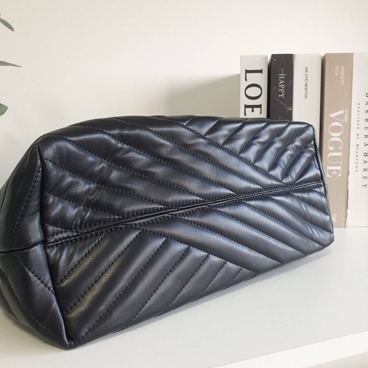 Tory Burch Kira chevron tote bag กระเป๋าทรง Tote สุดหรู ใบใหญ่ จุของได้เพียบ! วัสดุหนังแท้(Geniune Leather) หนังนิ่ม นุ่มมือมากกก มาพร้อมสายสะพายไหล่ต่อโซ่สลับหนัง อะไหล่ทองทั้งใบ ด้านข้างมีกระเป๋าเพิ่มทรงได้ ด้านในเปิดปิดด้วยกระดุมแม่เหล็ก มีช่องแบ่งใส่ข