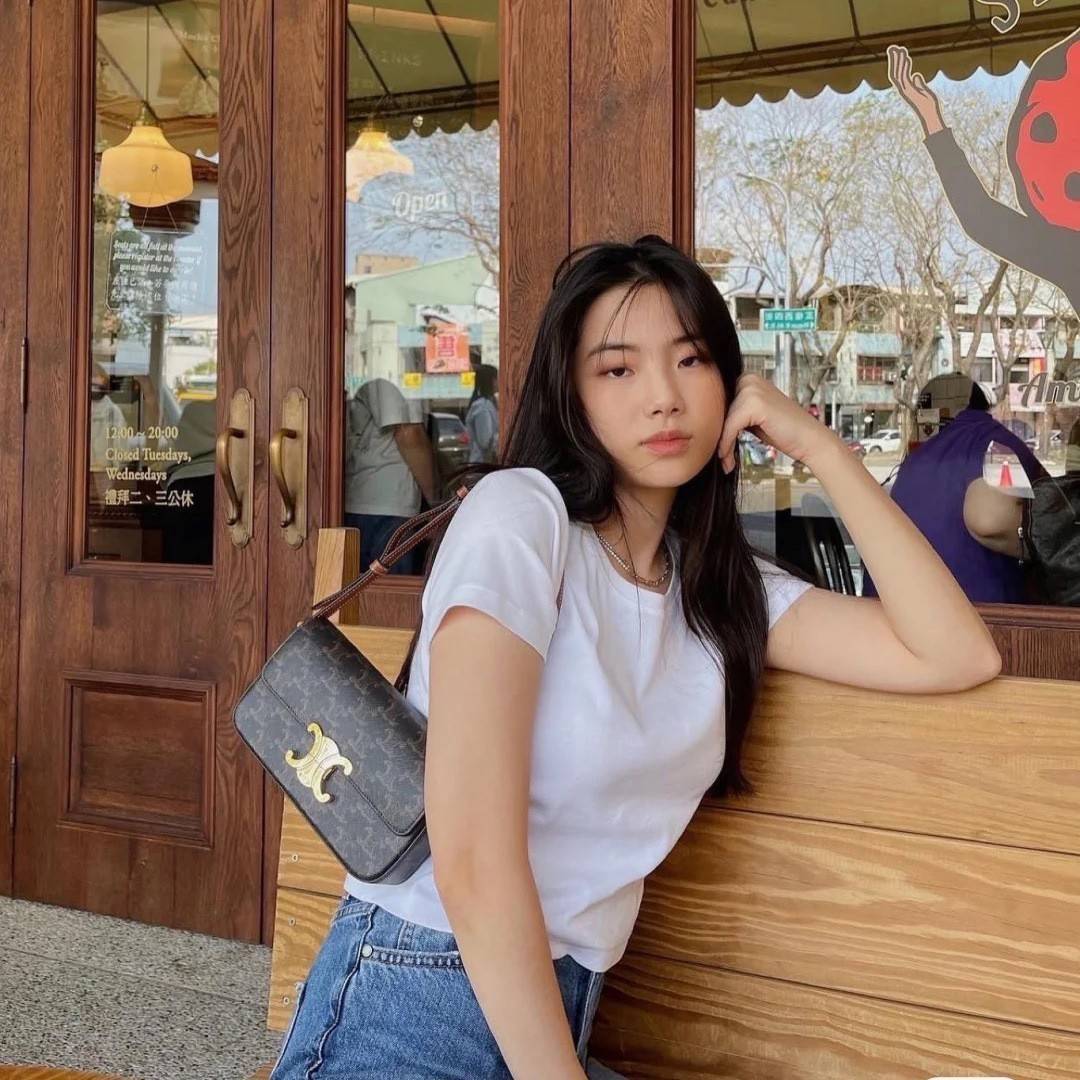 พรีเมี่ยมกิ๊ฟแท้ 100% 】CELINE TRIOMPHE SHOULDER BAG VIP GIFT WITH PURCHASE-GWP พรีเมี่ยมกิ๊ฟ Limited Edition จาก CELINE PERFUME DUTY FREE COUNTER วัสดุ TRIOMPHE & LEATHER ดีไซน์ยอดนิยมสไตล์สาว LISA