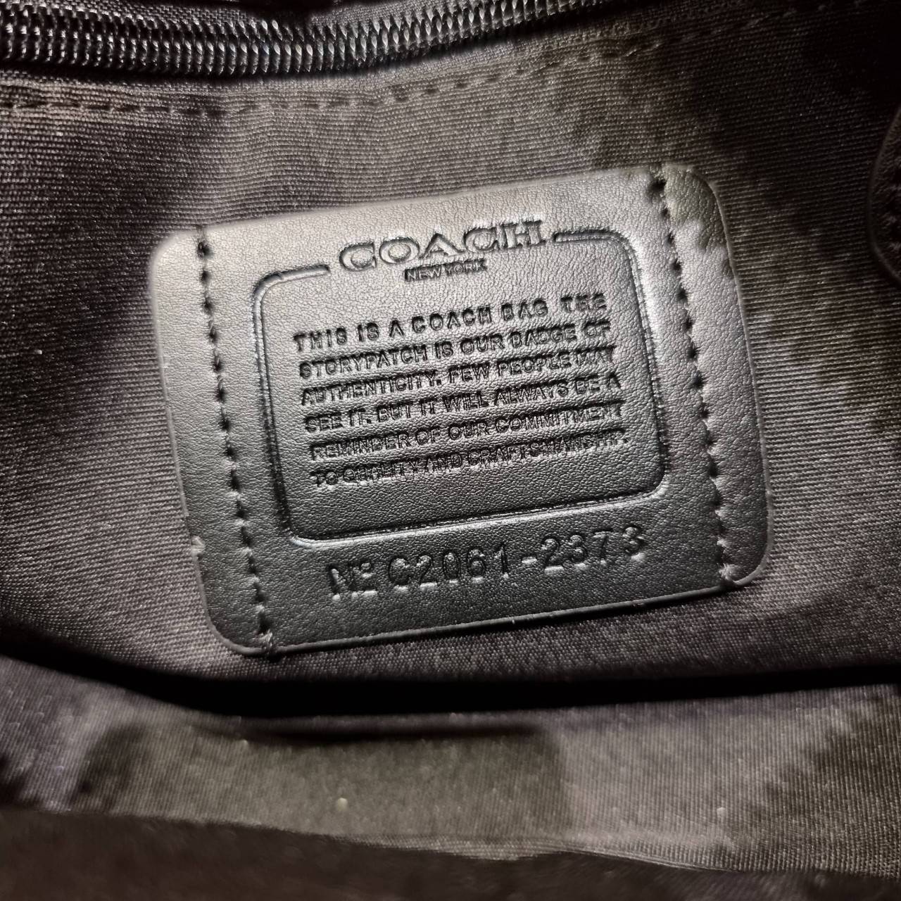 COACH EDGE CROSSBODY WITH CAMO PRINT ((2381, 2373)) ความเท่ never die!! กระเป๋าครอสบอดี้ทรงยอดฮิต ที่หนุ่มๆไม่ควรพลาด รูปทรงดีไซน์คลาสสิค ใช้งานง่าย วัสดุหนังแท้ตกแต่งตาข่ายพร้อมลายพริ้นท์ด้านหน้า สุดคูล!! ตัวกระเป๋ามีซิปหลัก และซิปด้านหน้า พร้อมช่องแยกด้