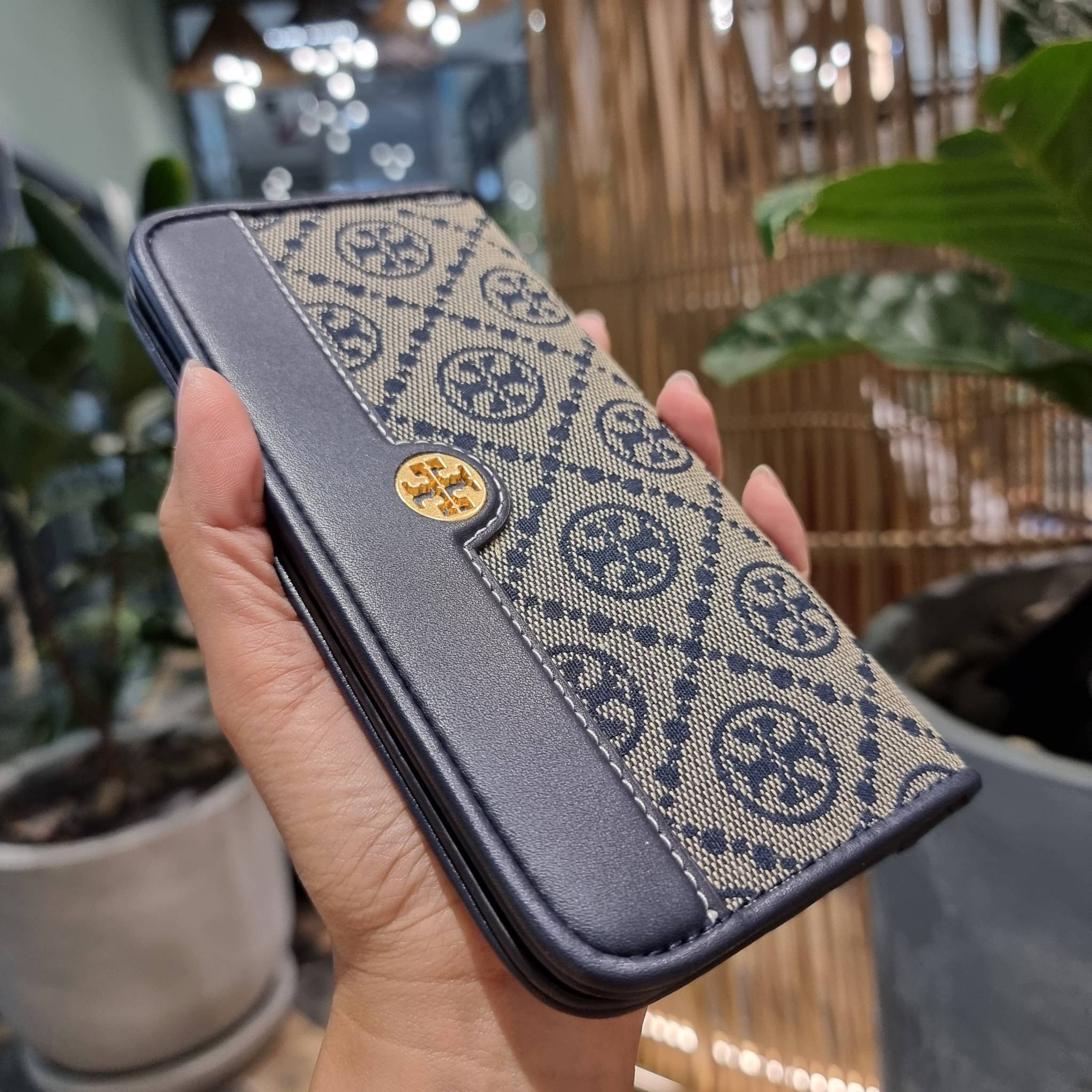TORY BURCH T MONOGRAM JACQUARD SLIM WALLET ของดีมีให้ที่นี่แบบจัดเต็ม กระเป๋าสตางค์ใบยาว รุ่นสลิม สวยหรู ขนาดกำลังเหมาะมือ ถือแล้วขับผิว วัสดุผ้า jacquard ตัดสลับหนังแท้ ภายในสวยคมม้าก!! มีช่องใส่บัตรได้แบบเน้นๆ และช่องใส่ธนบัตรได้ ด้านหลังมีช่องซิปอีกหนึ